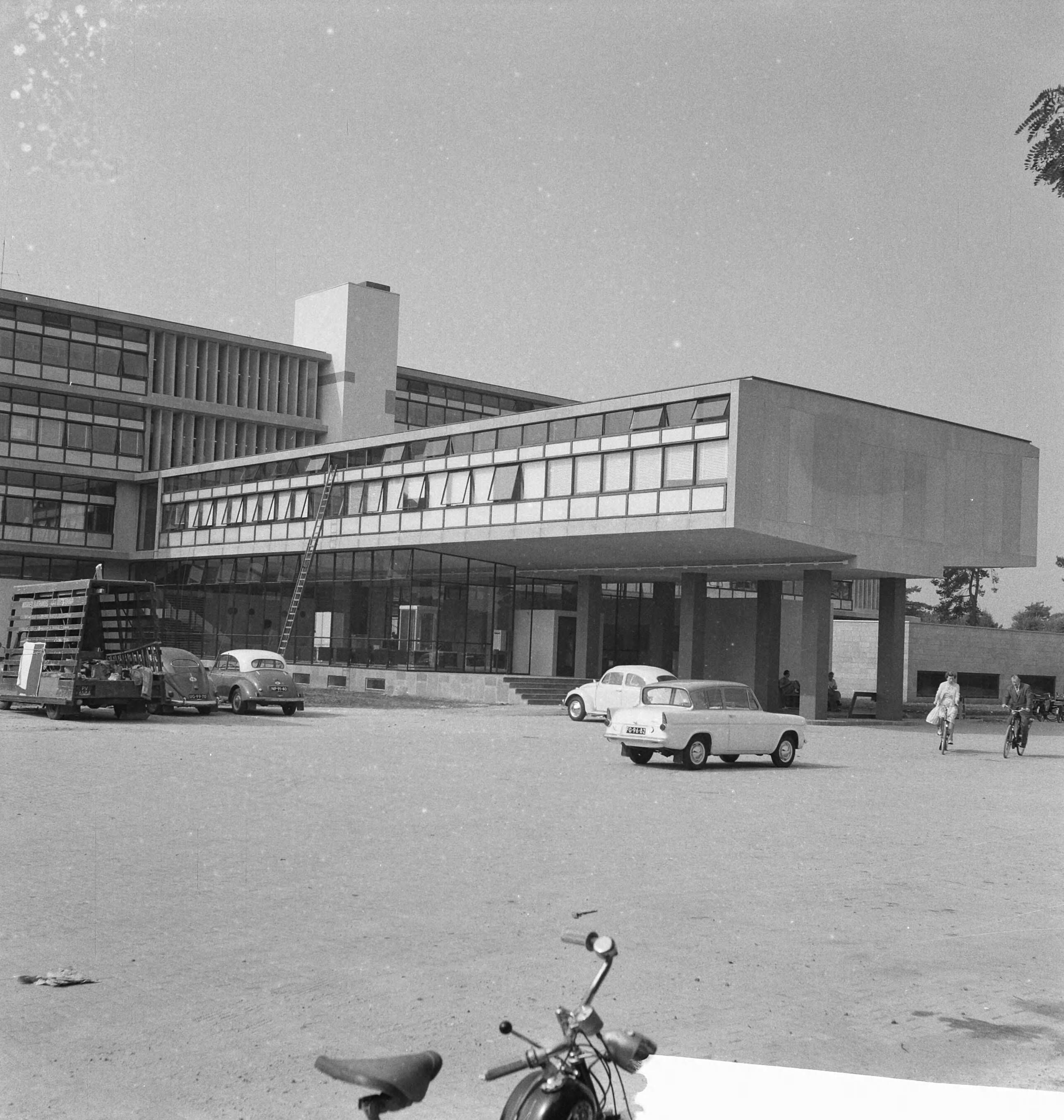 Fotocollectie Anefo — Nieuw gebouw voor Wereldomroep in Hilversum. Aanzicht gebouw — Foto: Koch, Eric / Anefo. Licentie: Set B: Rechtenvrij / Publiek Domein. Bron: Nationaal Archief. http://hdl.handle.net/10648/a9e32644-d0b4-102d-bcf8-003048976d84