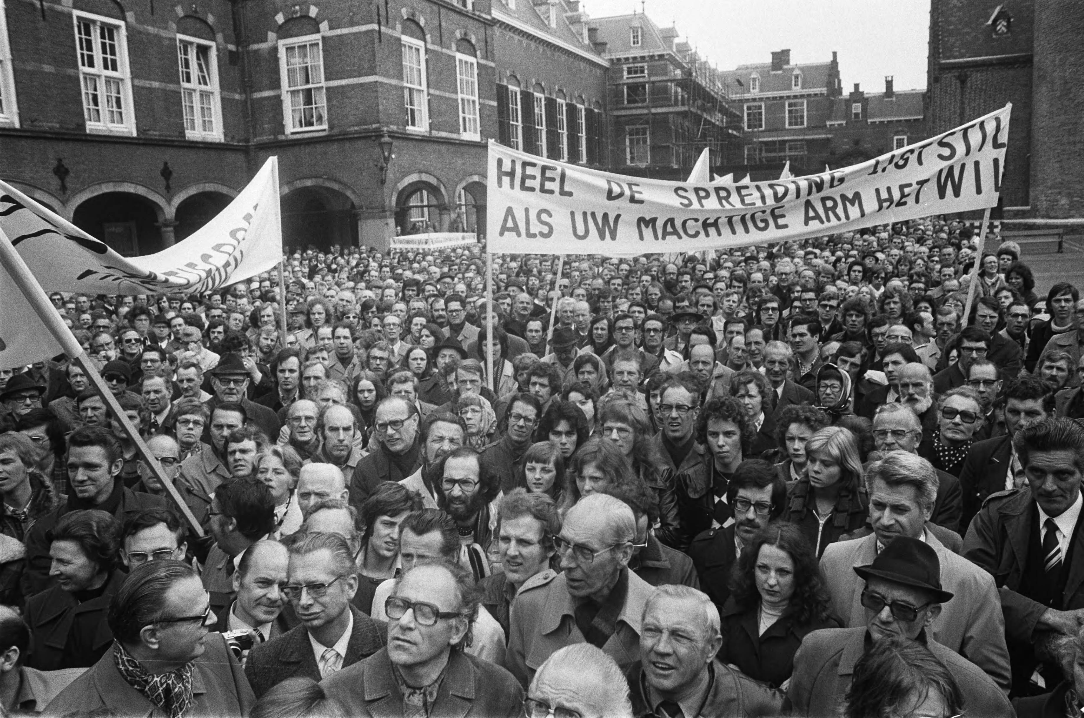 Fotocollectie Anefo — PTT-ambtenaren demonstreren in Den Haag tegen spreiding en overplaatsing (o.a. naar Groningen); nr. 8a, nr. 7a PTT-pop in postzak — Foto: Peters, Hans / Anefo. Licentie: Set B: Rechtenvrij / Publiek Domein. Bron: Nationaal Archief. http://hdl.handle.net/10648/ac66fa4e-d0b4-102d-bcf8-003048976d84