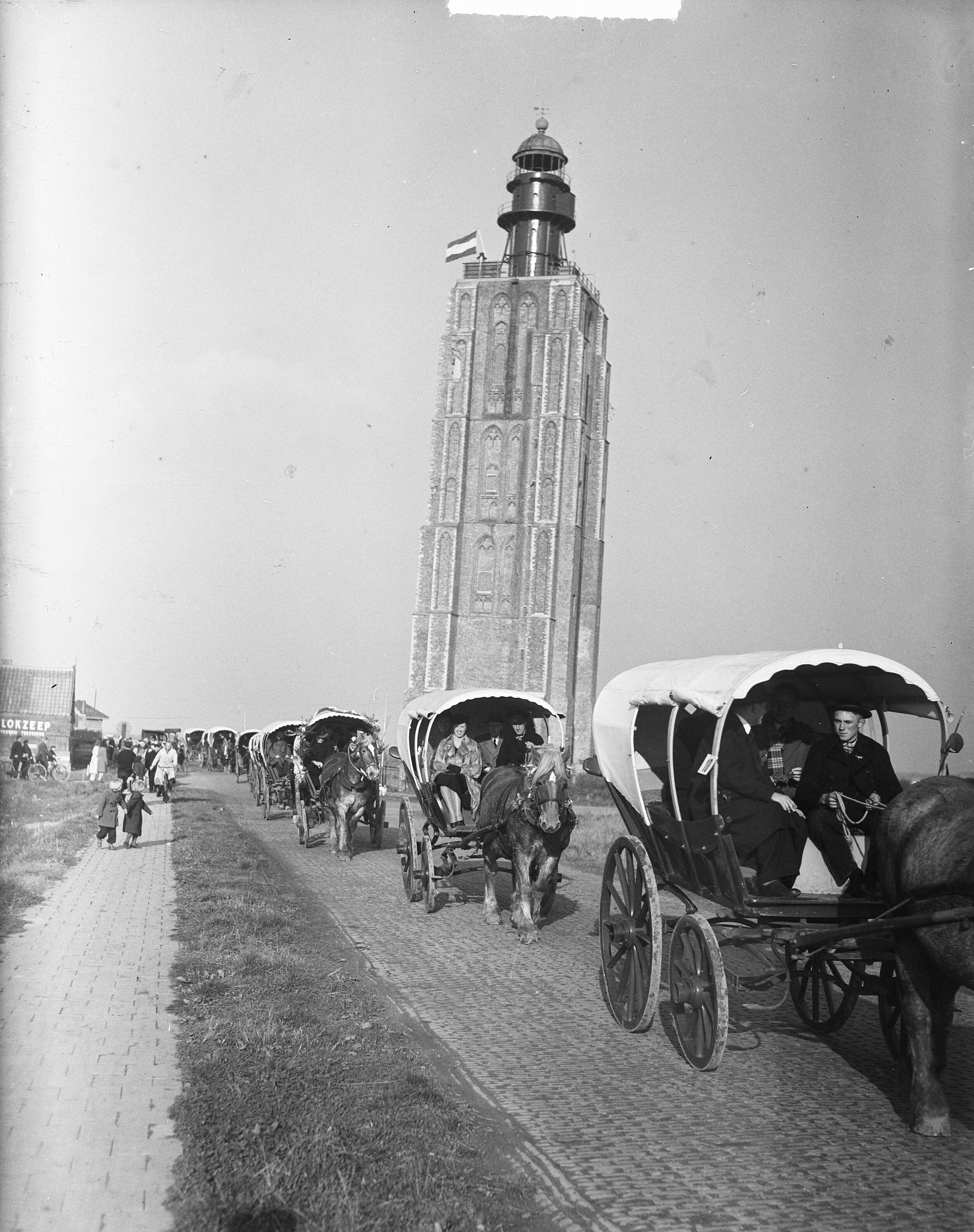 Fotocollectie Anefo — Boomplantdag te Westkapelle — Foto: Noske, J.D. / Anefo. Licentie: Set B: Rechtenvrij / Publiek Domein. Bron: Nationaal Archief. http://hdl.handle.net/10648/a8c02cb2-d0b4-102d-bcf8-003048976d84