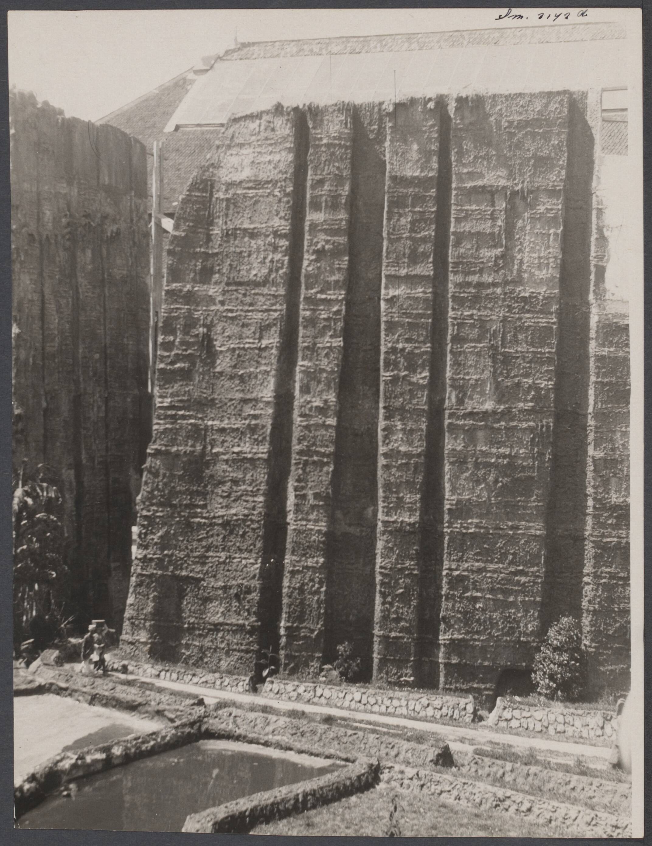 Koloniale tentoonstellingen, Den Haag 1932 - Nederland — Indische tentoonstelling in het Westbroekpark te Scheveningen [Diorama met metershoge impressie van de Harau kloof te Sumatra] — Foto: Onbekend / Publiek Domein of Rechtenvrij. Licentie: Set B: Rechtenvrij / Publiek Domein. Bron: Nationaal Archief. http://hdl.handle.net/10648/da114f17-f614-e57b-ed6f-69ea4c2f8b5a