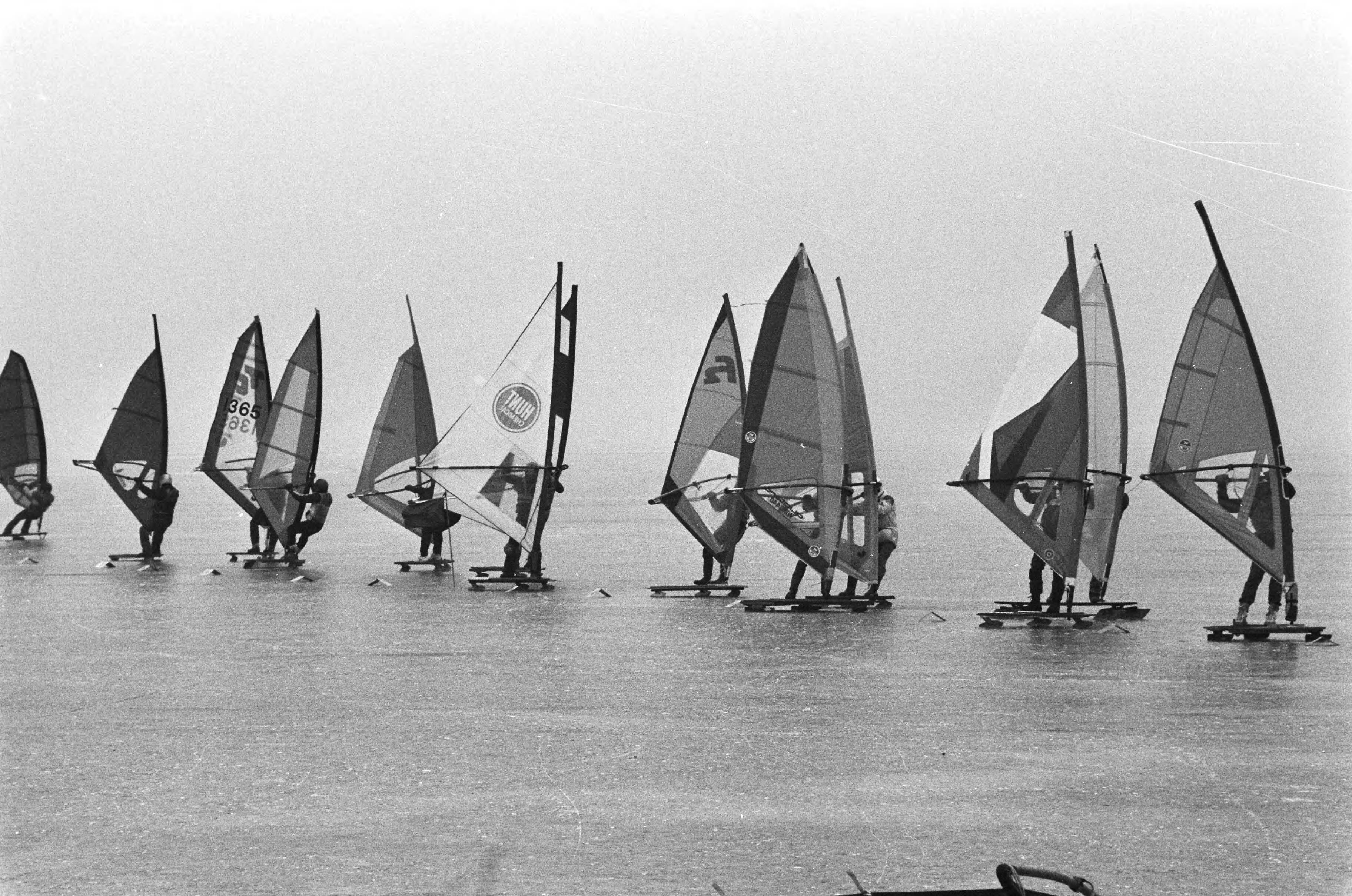Fotocollectie Anefo — IJssurfwedstrijden op IJsselmeer bij Marken — Foto: Croes, Rob C. / Anefo. Licentie: Set B: Rechtenvrij / Publiek Domein. Bron: Nationaal Archief. http://hdl.handle.net/10648/ad4fec2c-d0b4-102d-bcf8-003048976d84