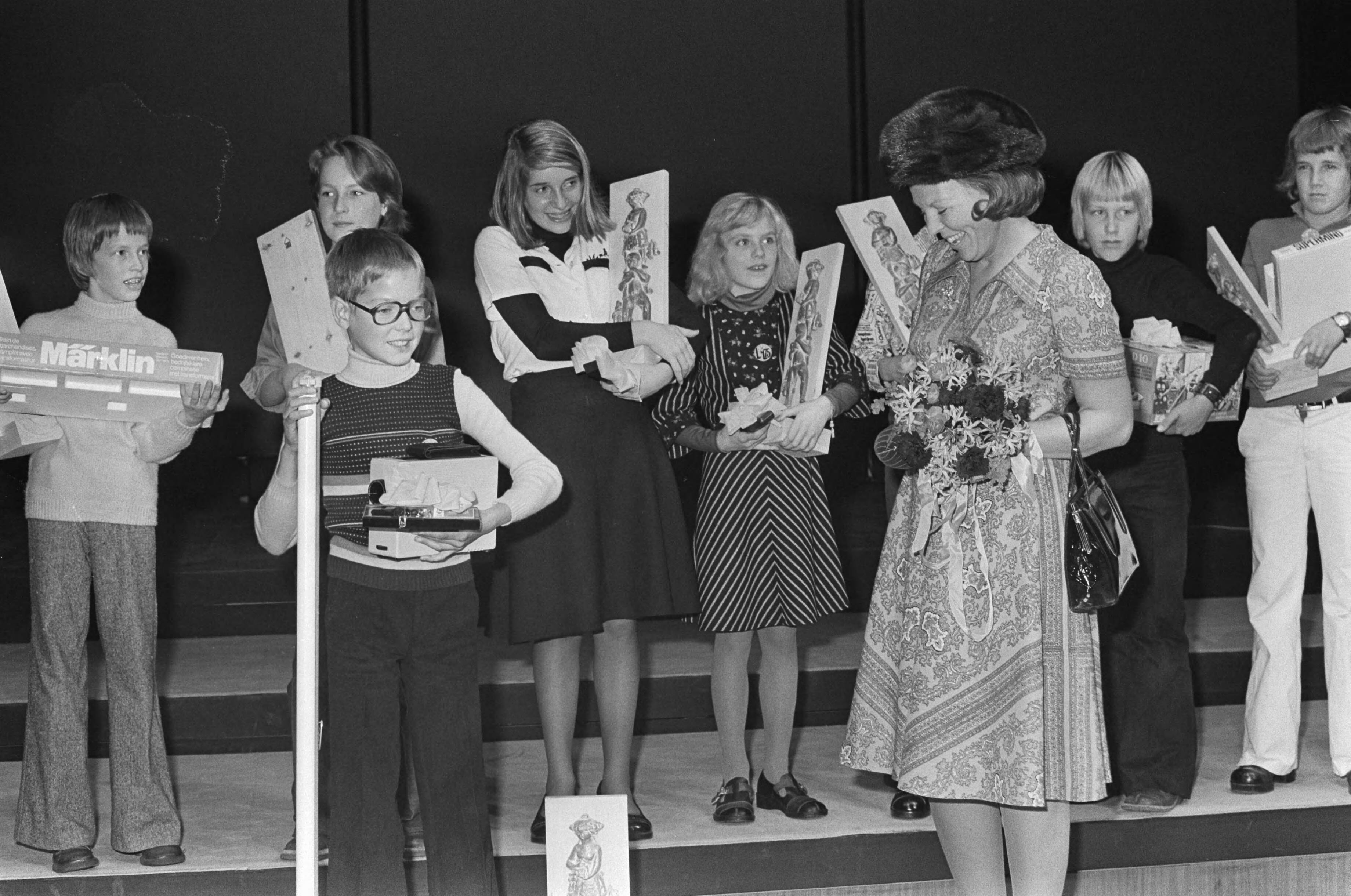 Fotocollectie Anefo — Prinses Beatrix bij kleurendiawedstrijd voor schookinder in Den Haag ; Prinses Beatrix reikt prijzen uit — Foto: Croes, Rob C. / Anefo. Licentie: Set B: Rechtenvrij / Publiek Domein. Bron: Nationaal Archief. http://hdl.handle.net/10648/ac760304-d0b4-102d-bcf8-003048976d84