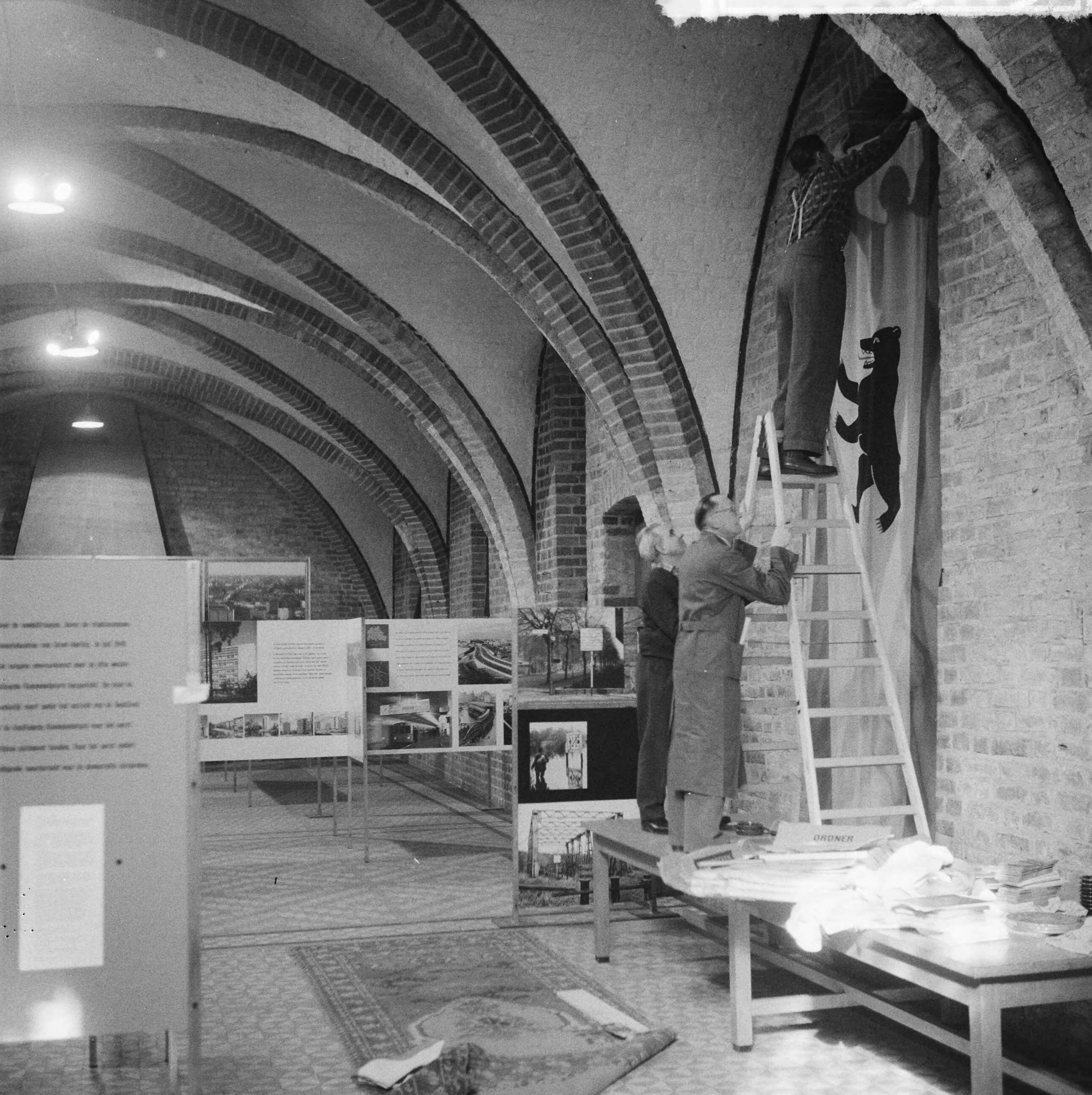 Inrichten van de tentoonstelling "Berlijn bolwerk der vrijheid" te Den Haag — Foto: Rossem, Wim van / Anefo. — Licentie: Set B: Rechtenvrij / Publiek Domein. Bron: Nationaal Archief. http://hdl.handle.net/10648/a9caed40-d0b4-102d-bcf8-003048976d84