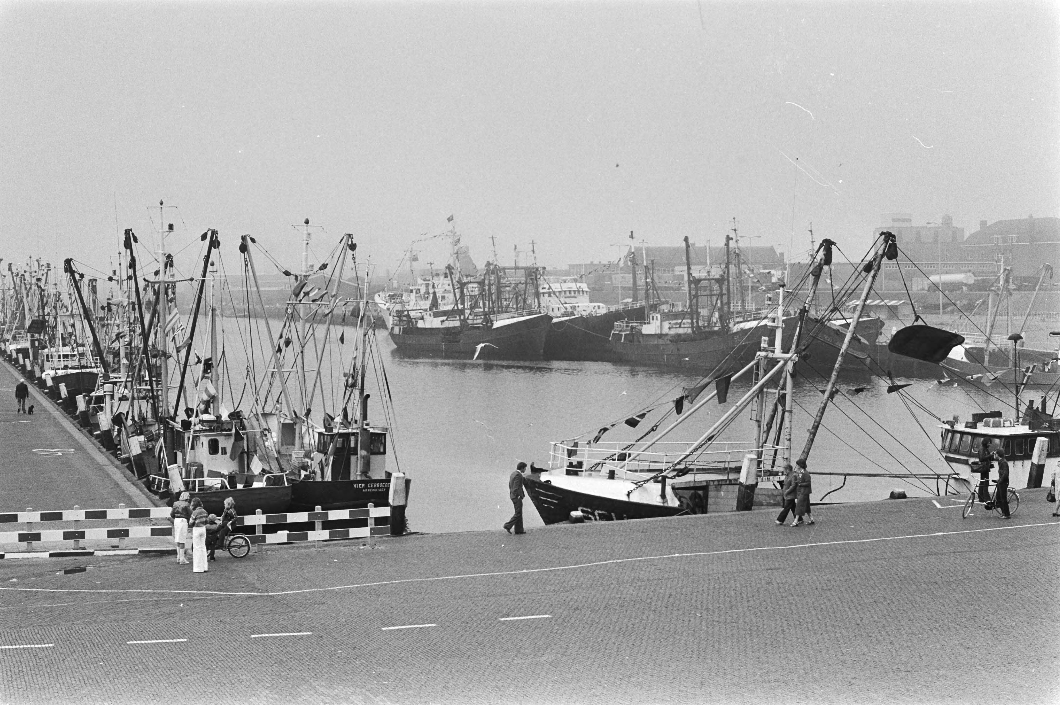 Fotocollectie Anefo — Vlaggetjesdag inn Scheveningen — Foto: Suyk, Koen / Anefo. Licentie: Set B: Rechtenvrij / Publiek Domein. Bron: Nationaal Archief. http://hdl.handle.net/10648/acb472ce-d0b4-102d-bcf8-003048976d84