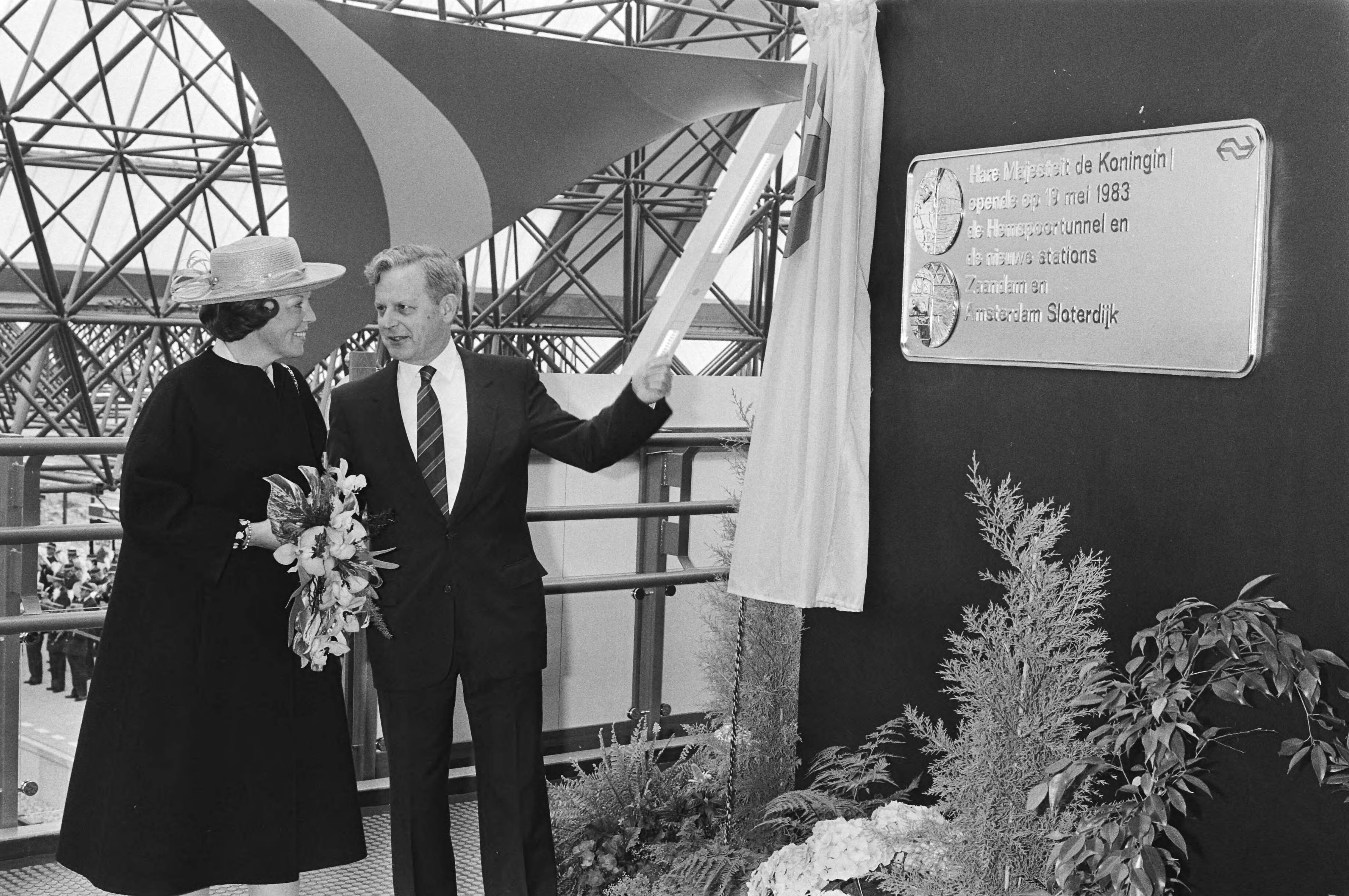 Opening van het Hemspoortraject door koningin Beatrix in Zaandam — Koningin Beatrix en dhr. Ploeger (president-directeur NS) — Foto: Croes, Rob C. / Anefo. Licentie: Set B: Rechtenvrij / Publiek Domein. Bron: Nationaal Archief. http://hdl.handle.net/10648/ad2989b0-d0b4-102d-bcf8-003048976d84