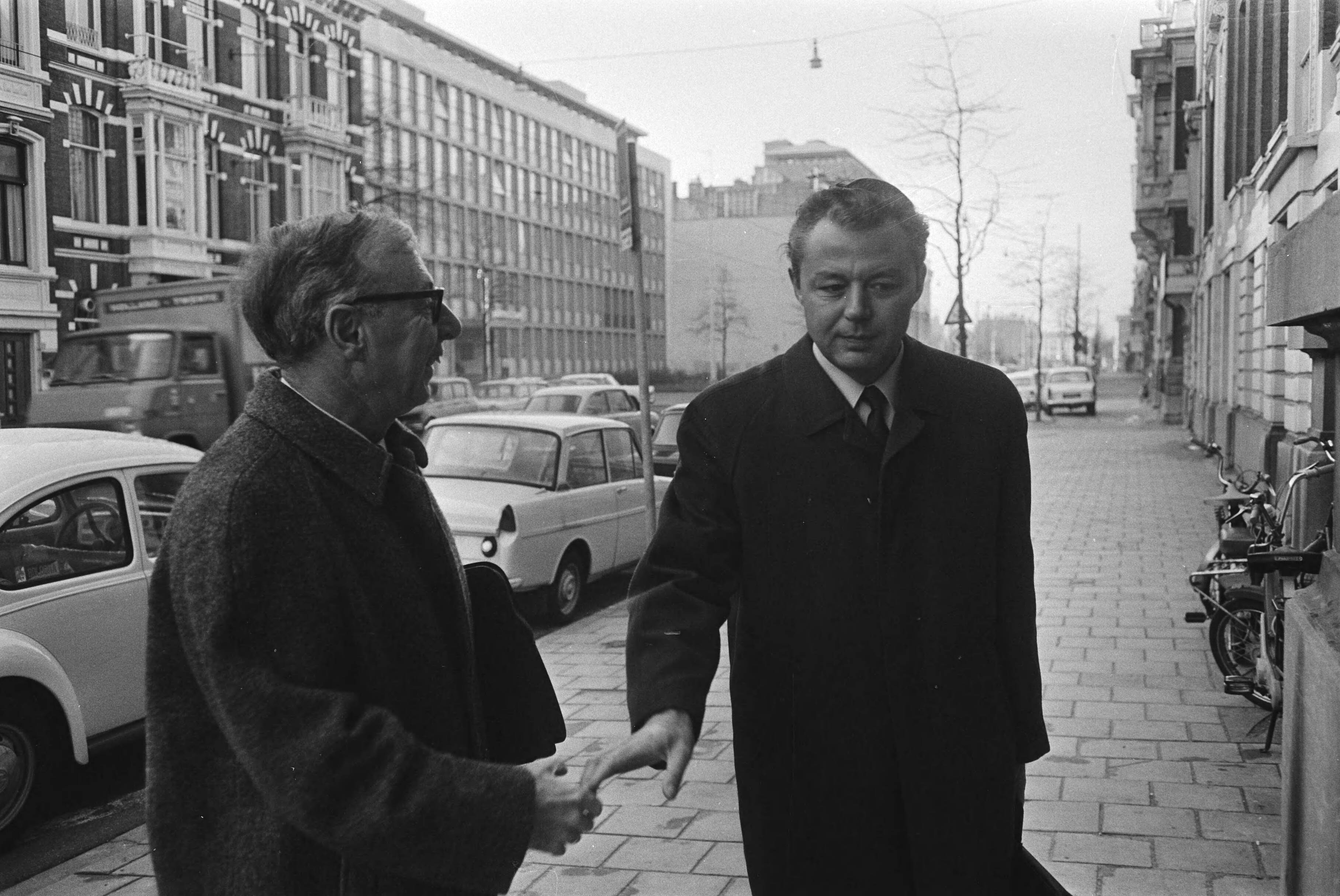 Fotocollectie Anefo — Loonoverleg in SER-gebouw, Den Haag ; prof. dr. J. Zijlstra (links) en H. ter Heide (aanstaand voorzitter NVV) bij aankomst — Foto: Koch, Eric / Anefo. Licentie: Set B: Rechtenvrij / Publiek Domein. Bron: Nationaal Archief. http://hdl.handle.net/10648/abaa7df6-d0b4-102d-bcf8-003048976d84