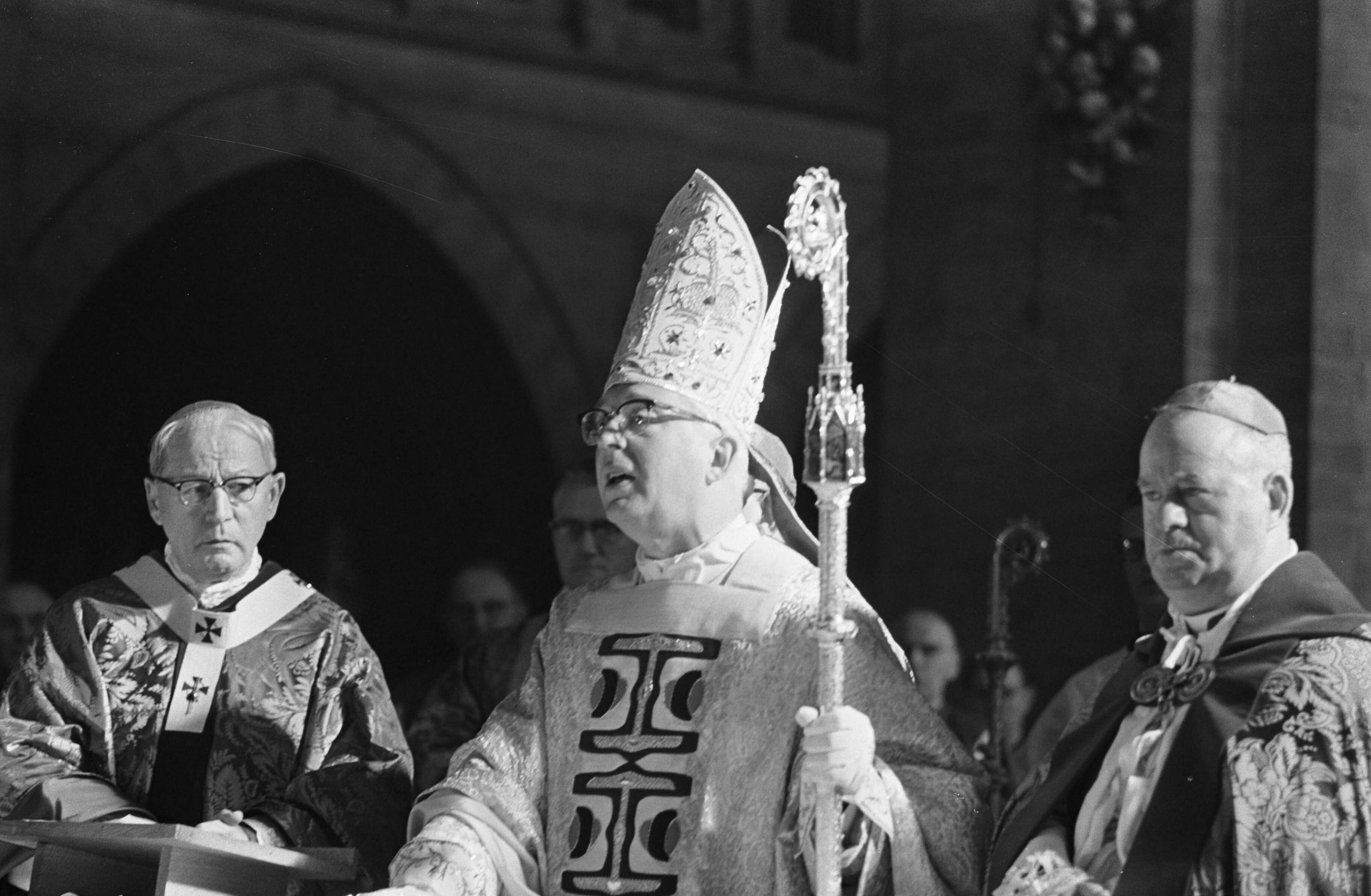 Bisschopswijding van mgr. drs. Th.N.J. Zwartkruis in St. Bavo te Haarlem — Bisschop mgr. drs. Zwartkruis tijdens de inwijding — Foto: Fotograaf Onbekend / Anefo. Licentie: Set B: Rechtenvrij / Publiek Domein. Bron: Nationaal Archief. http://hdl.handle.net/10648/ab015b4a-d0b4-102d-bcf8-003048976d84