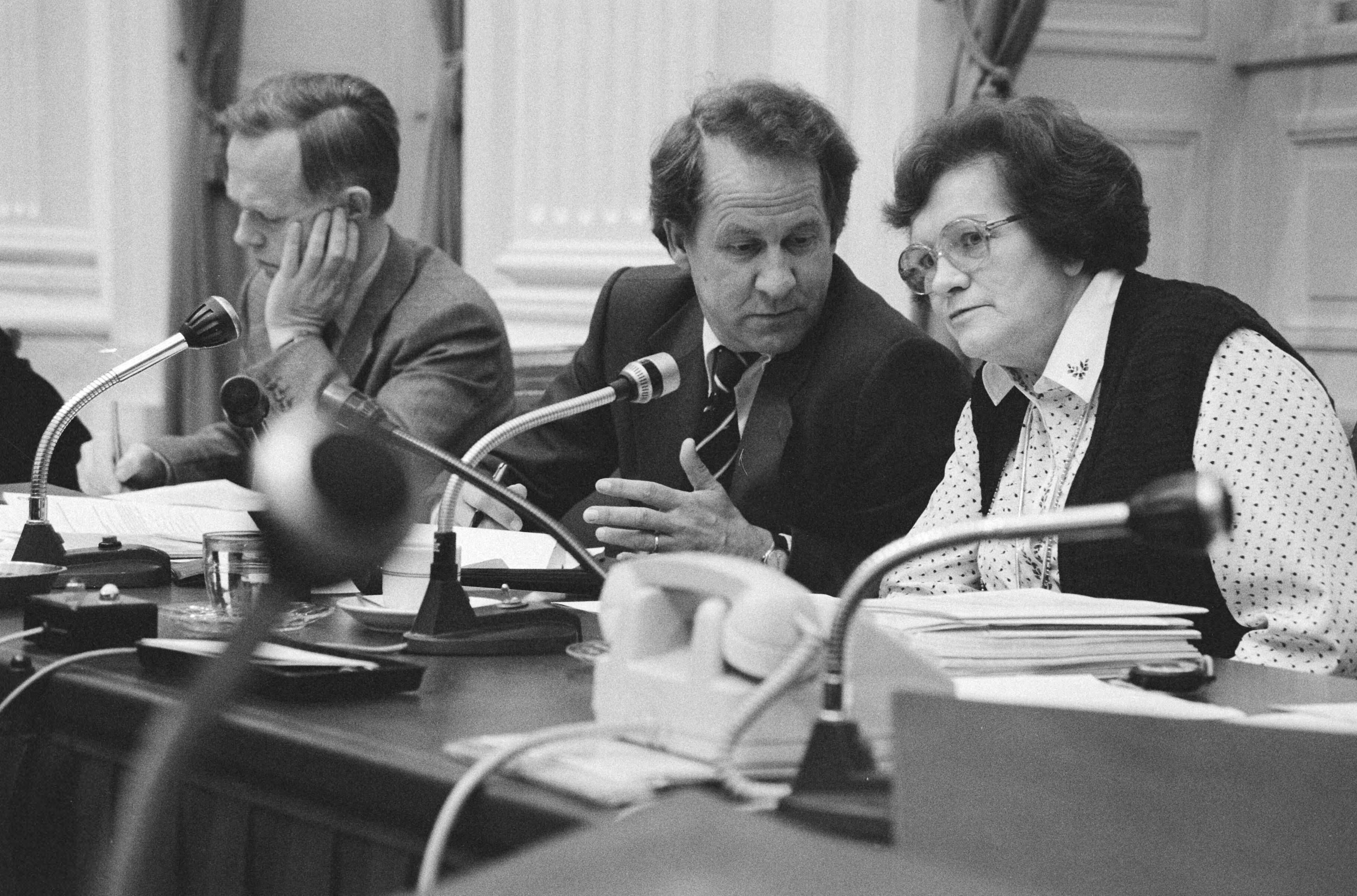 Fotocollectie Anefo — Vaste kamercommissie voor Volkshuisvesting en Ruimtelijke Ordening in Den Haag, Brokx met voorz. van Presidium, mw. Cornelissen (CDA) — Foto: Dijk, Hans van / Anefo. Licentie: Set B: Rechtenvrij / Publiek Domein. Bron: Nationaal Archief. http://hdl.handle.net/10648/acec0932-d0b4-102d-bcf8-003048976d84