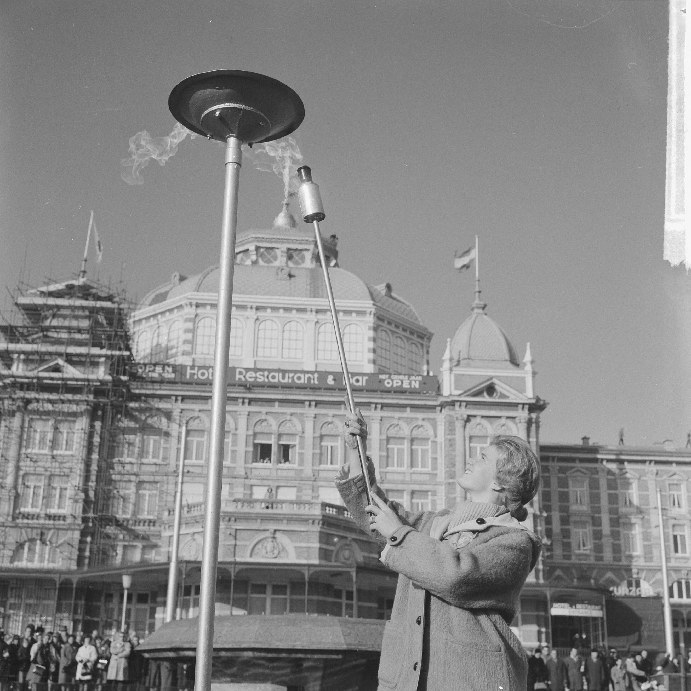 Fotocollectie Anefo — Herdenking 50 jaar bestaan NOC, Sjoukje Dijkstra ontstak het Olympisch vuur op de boulevard van Scheveningen voor het Kurhaus — Foto: Koch, Eric / Anefo. Licentie: Set B: Rechtenvrij / Publiek Domein. Bron: Nationaal Archief. http://hdl.handle.net/10648/aa1f3b98-d0b4-102d-bcf8-003048976d84