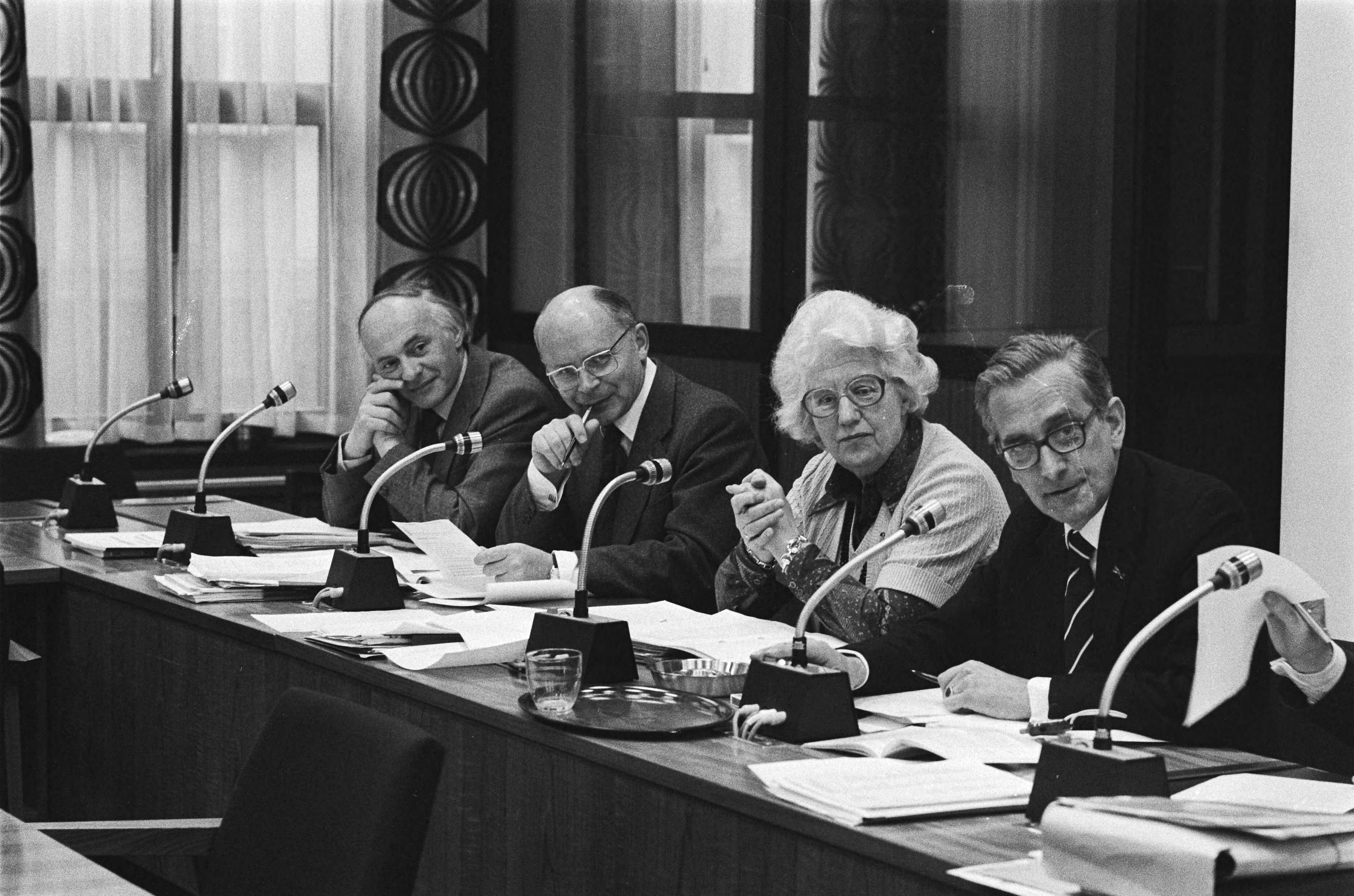 Fotocollectie Anefo — Commissievergadering Gevangeniswezen in Den Haag; vlnr drs. Tulkens (hfd. dir. gevangeniswezen), mr. Hylkema (loco secr.-gen.), mr. Haars en Joekes — Foto: Suyk, Koen / Anefo. Licentie: Set B: Rechtenvrij / Publiek Domein. Bron: Nationaal Archief. http://hdl.handle.net/10648/acb03f92-d0b4-102d-bcf8-003048976d84