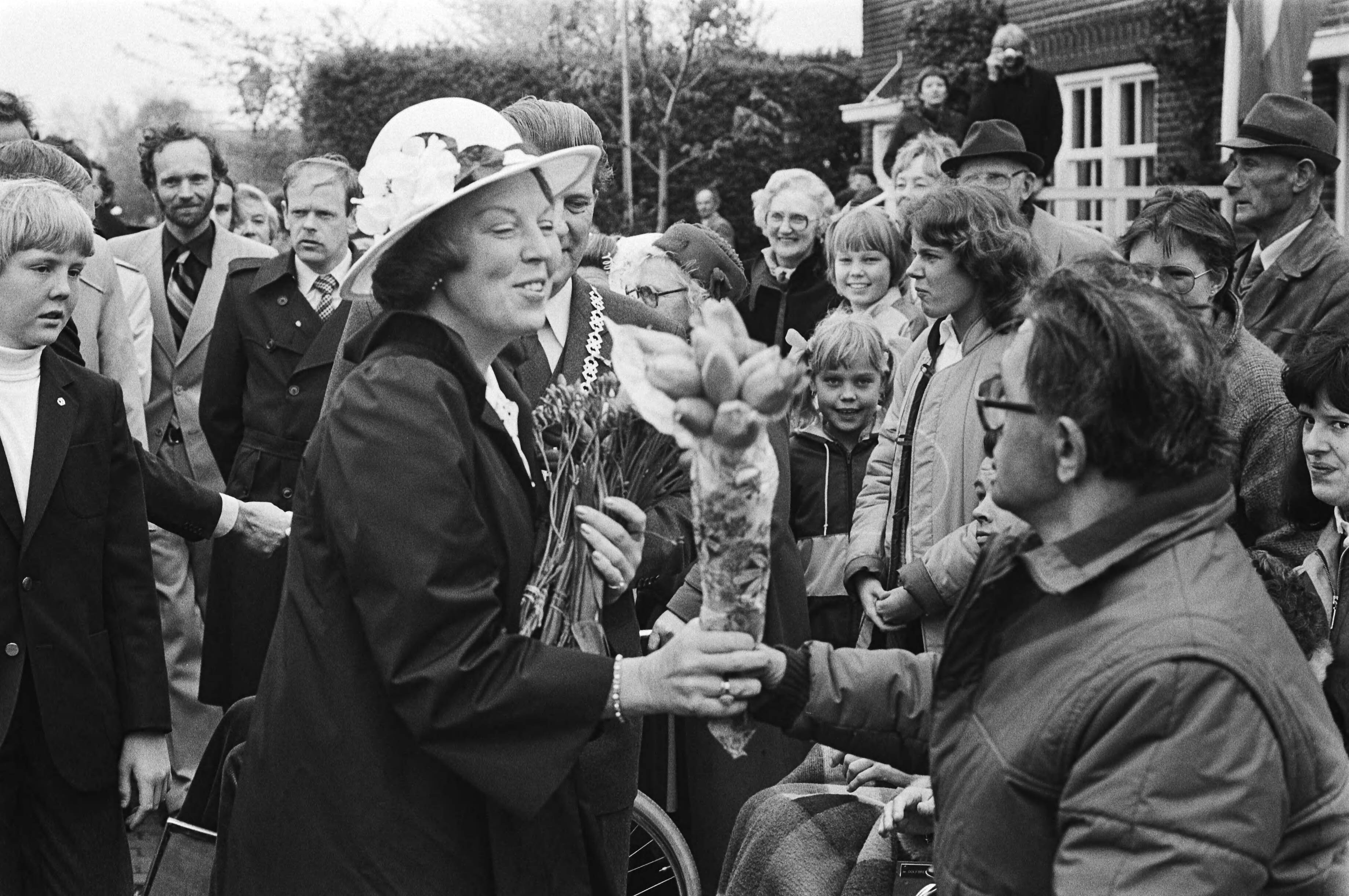 Fotocollectie Anefo — Viering Koninginnedag in Veere, tijdens de wandeling door Veere begroet Beatrix enkele mensen — Foto: Bogaerts, Rob / Anefo. Licentie: Set B: Rechtenvrij / Publiek Domein. Bron: Nationaal Archief. http://hdl.handle.net/10648/acfab324-d0b4-102d-bcf8-003048976d84