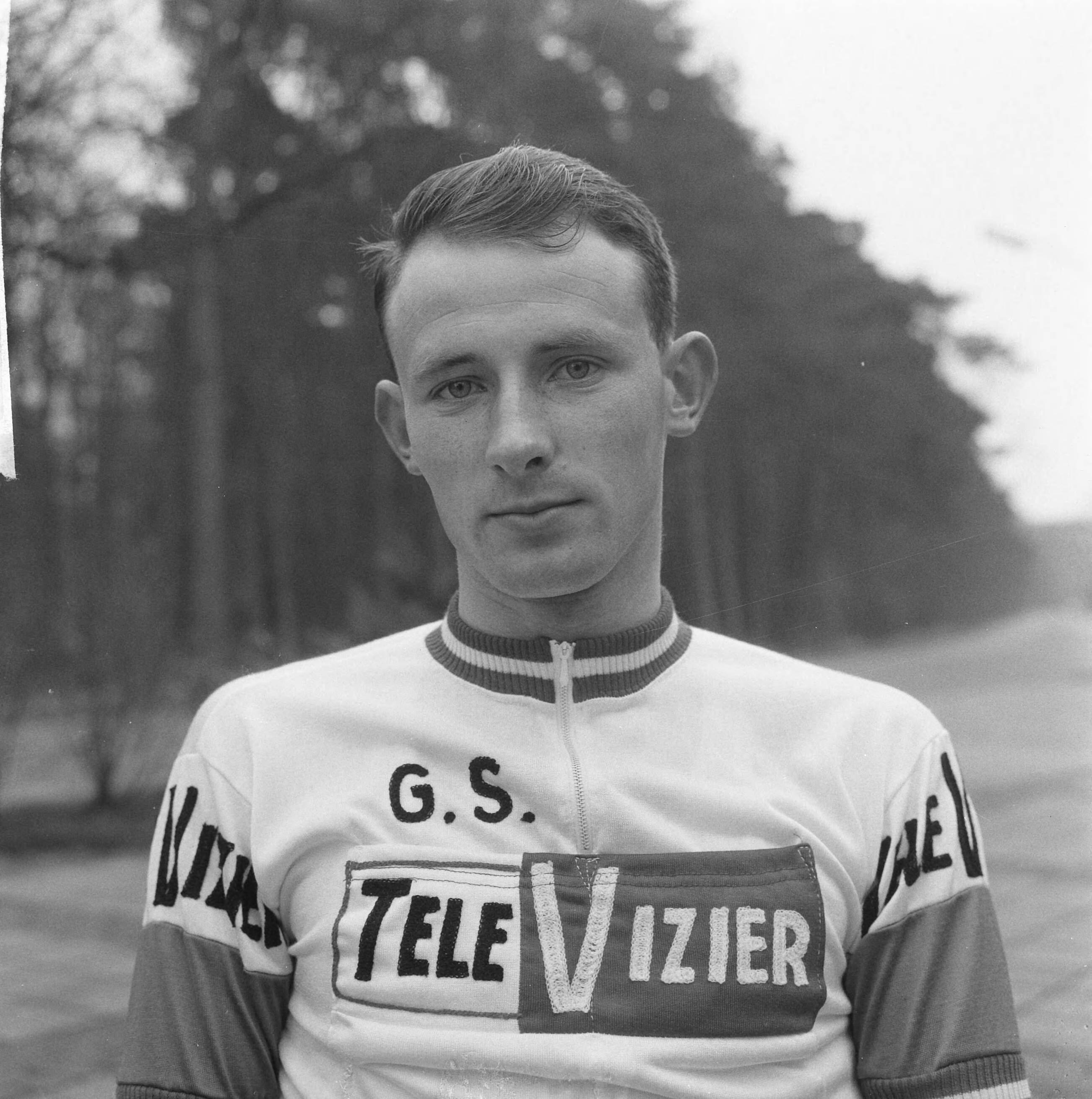Fotocollectie Anefo — Nederlandse wielerploeg voor de Tour de France 1964 gepresenteerd, Rik Wouters — Foto: Pot, Harry / Anefo. Licentie: Set B: Rechtenvrij / Publiek Domein. Bron: Nationaal Archief. http://hdl.handle.net/10648/aa60ee12-d0b4-102d-bcf8-003048976d84