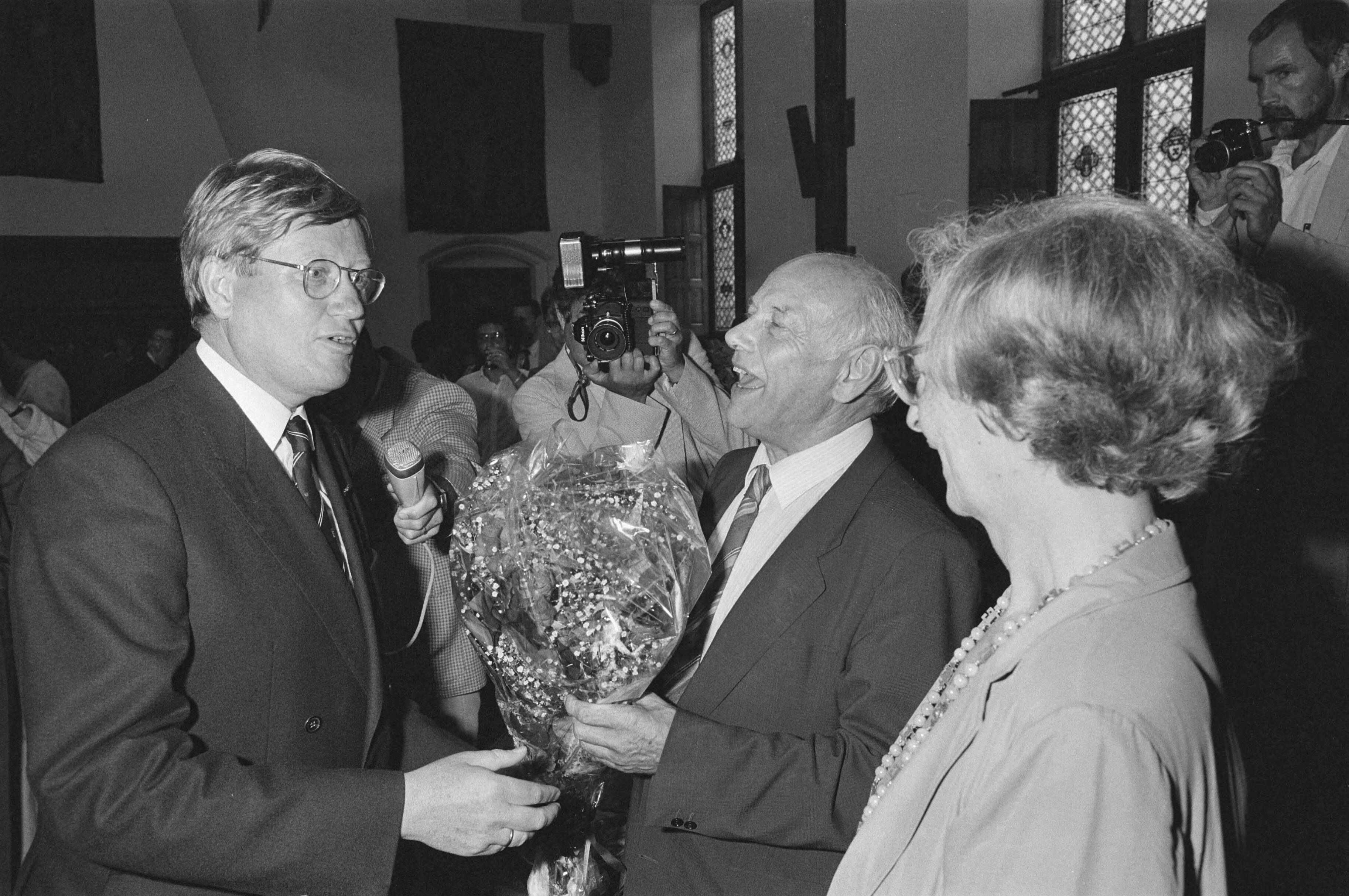 Fotocollectie Anefo — Receptie t.g.v. 65e verjaardag van J. den Uyl (oppositieleider) in Ridderzaal Den Haag ; Hans Wiegel (l) met Den Uyl en vrouw — Foto: Croes, Rob C. / Anefo. Licentie: Set B: Rechtenvrij / Publiek Domein. Bron: Nationaal Archief. http://hdl.handle.net/10648/ad3c4c12-d0b4-102d-bcf8-003048976d84
