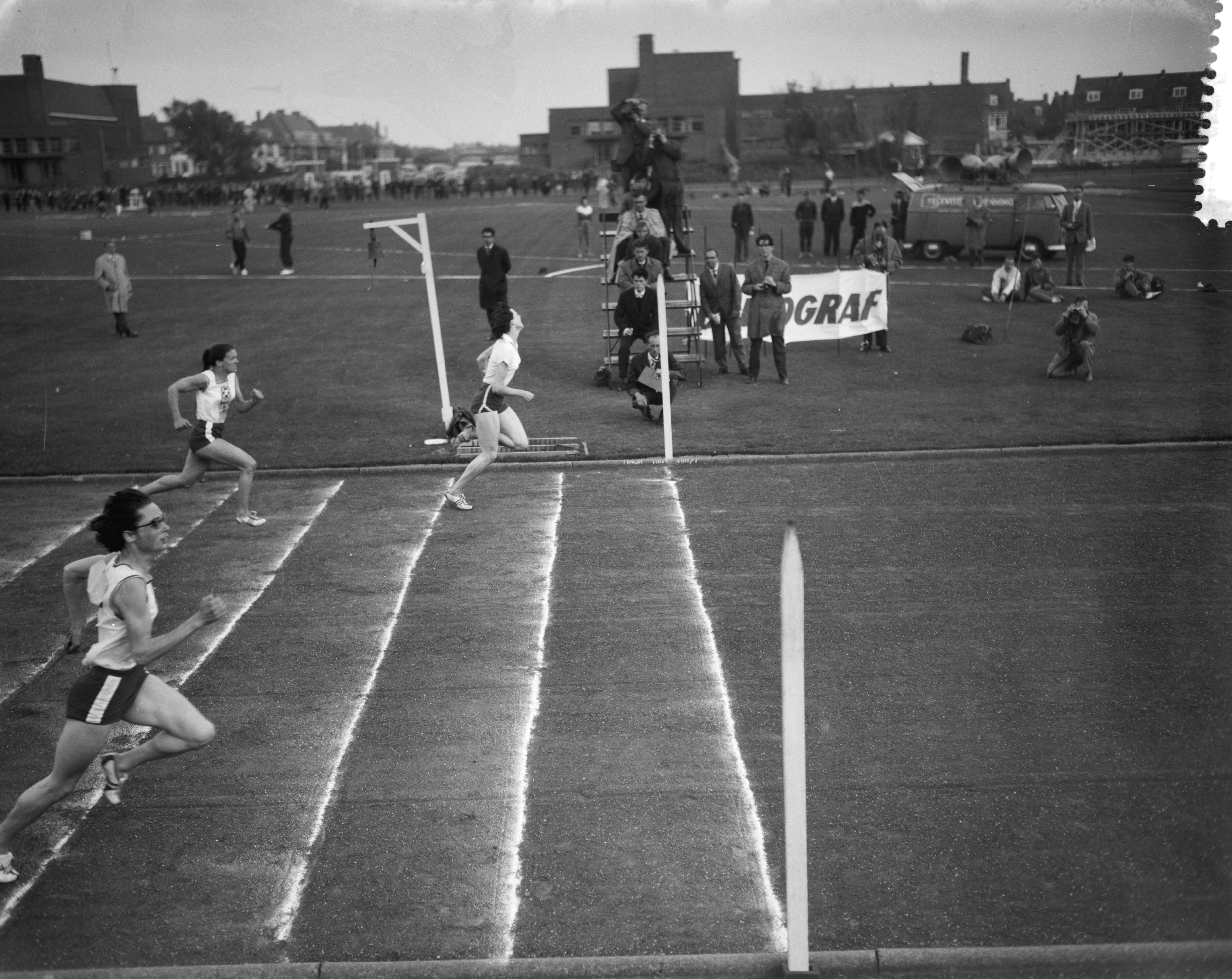 Fotocollectie Anefo — Atletiekwedstrijden Den Haag - Londen. Finish 100 meter dames. Ellen Ort wint voor de Engelse Jennifer Smart — Foto: Bilsen, Joop van / Anefo. Licentie: Set B: Rechtenvrij / Publiek Domein. Bron: Nationaal Archief. http://hdl.handle.net/10648/a9dd8d2e-d0b4-102d-bcf8-003048976d84