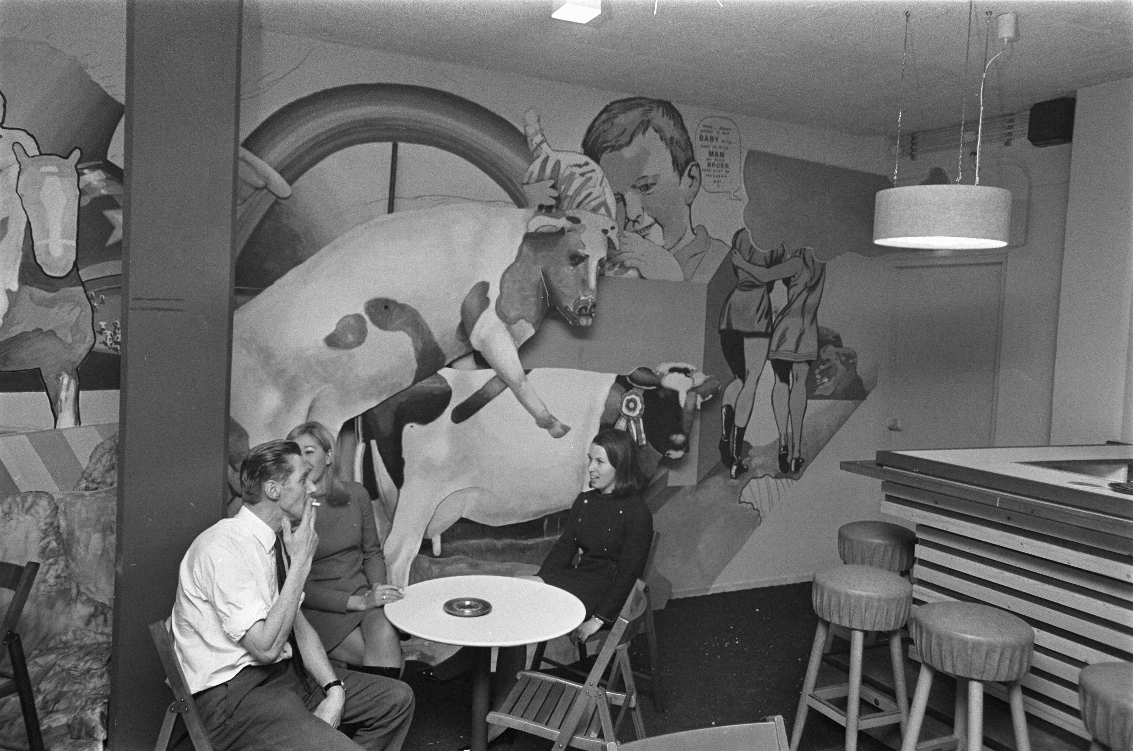 Fotocollectie Anefo — Haagse Comedie opent nieuw theater "Hot" in Den Haag . Schilderingen en andere kunstwerken op de muren van de foyer — Foto: Evers, Joost / Anefo. Licentie: Set B: Rechtenvrij / Publiek Domein. Bron: Nationaal Archief. http://hdl.handle.net/10648/ab7f47bc-d0b4-102d-bcf8-003048976d84