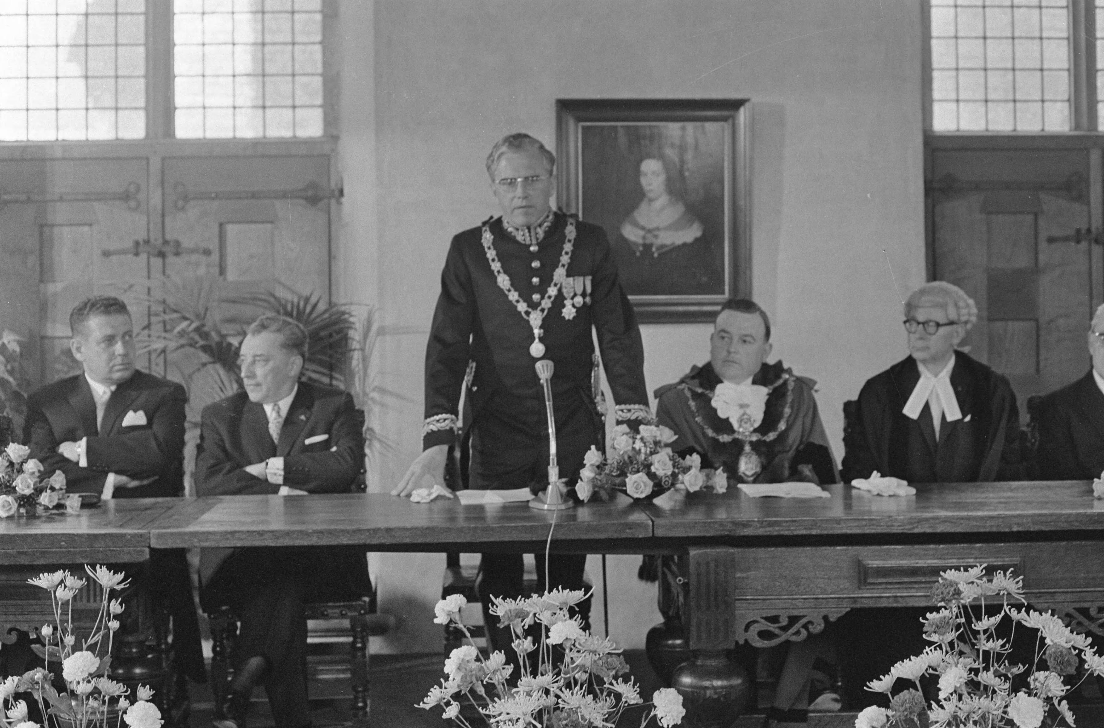 Viering van het 750-jarig bestaan van de stad Middelburg — Burgemeester mr. J. Drijber tijdens het openingswoord; links mr. J. van Aartsen, rechts de burgemeester van Folkstone — Foto: Fotograaf Onbekend / Anefo. Licentie: Set B: Rechtenvrij / Publiek Domein. Bron: Nationaal Archief. http://hdl.handle.net/10648/ab1b9c4e-d0b4-102d-bcf8-003048976d84