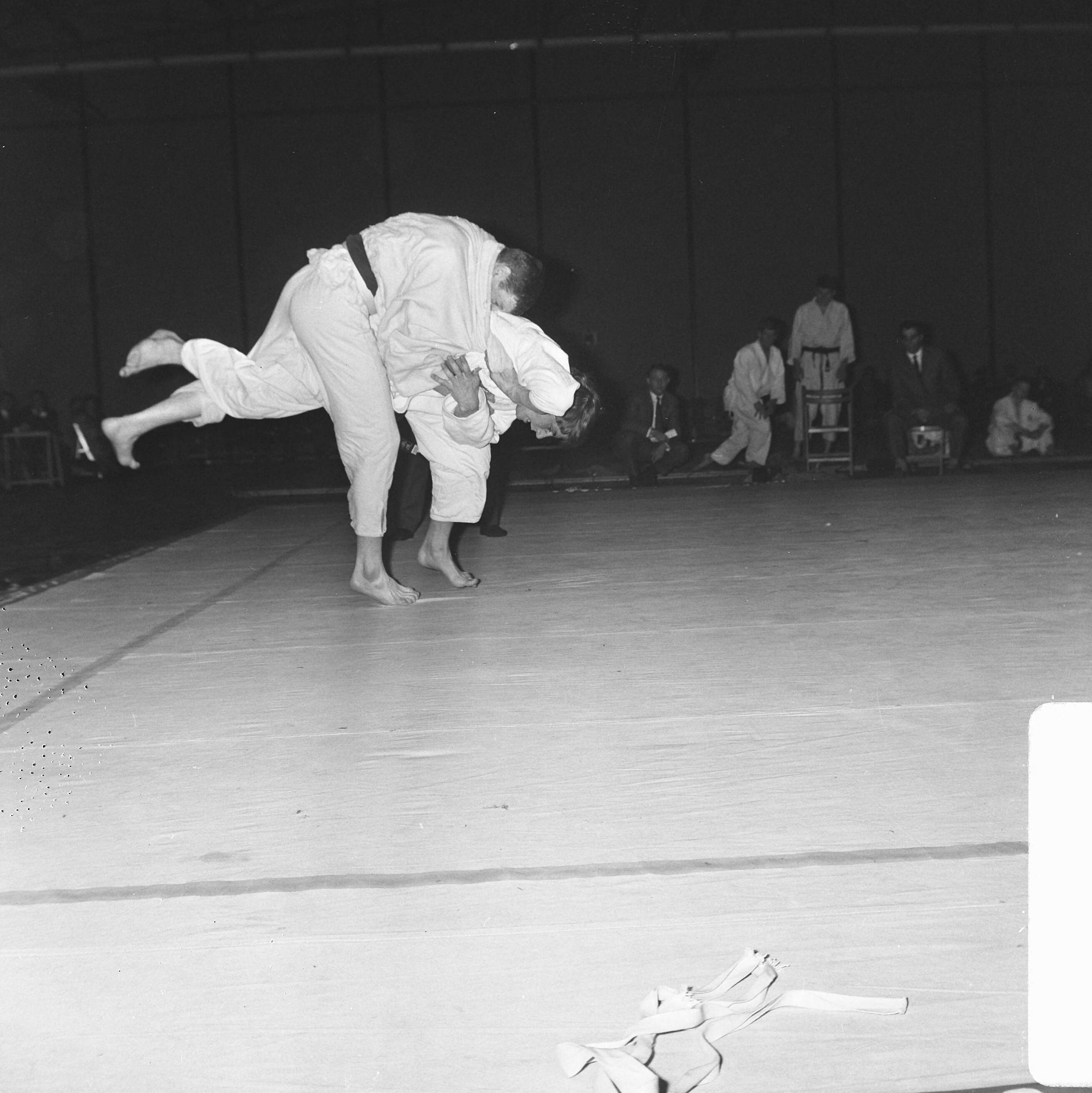 Fotocollectie Anefo — Judo, Nederland tegen Engeland te Den Haag — Foto: Koch, Eric / Anefo. Licentie: Set B: Rechtenvrij / Publiek Domein. Bron: Nationaal Archief. http://hdl.handle.net/10648/ab134328-d0b4-102d-bcf8-003048976d84