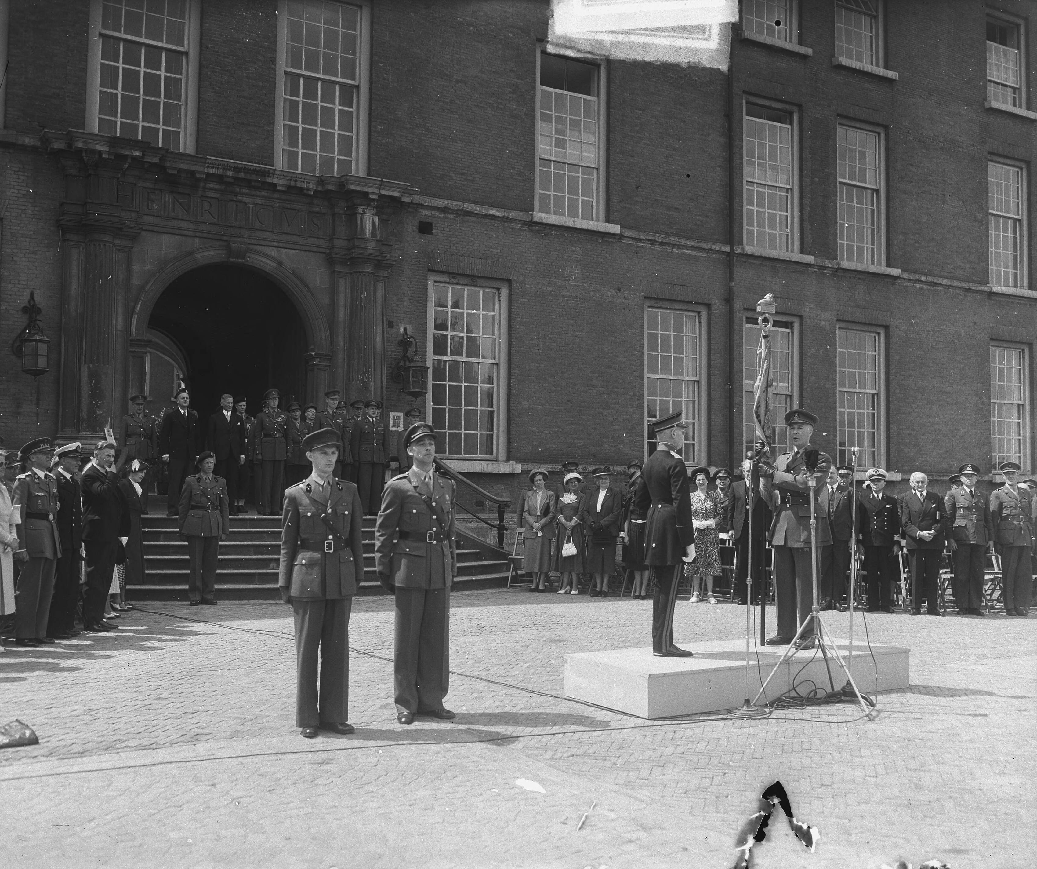 Fotocollectie Anefo — Heropening KMA te Breda in aanwezigheid van prins Bernhard. Overdracht van het vaandel door oud-gouverneur generaal-majoor b.d. H.C.G. baron van Lawick (links) aan gouverneur kolonel K.F. Puffius — Foto: Merk, Ben / Anefo. Licentie: Set B: Rechtenvrij / Publiek Domein. Bron: Nationaal Archief. http://hdl.handle.net/10648/a8cae95e-d0b4-102d-bcf8-003048976d84