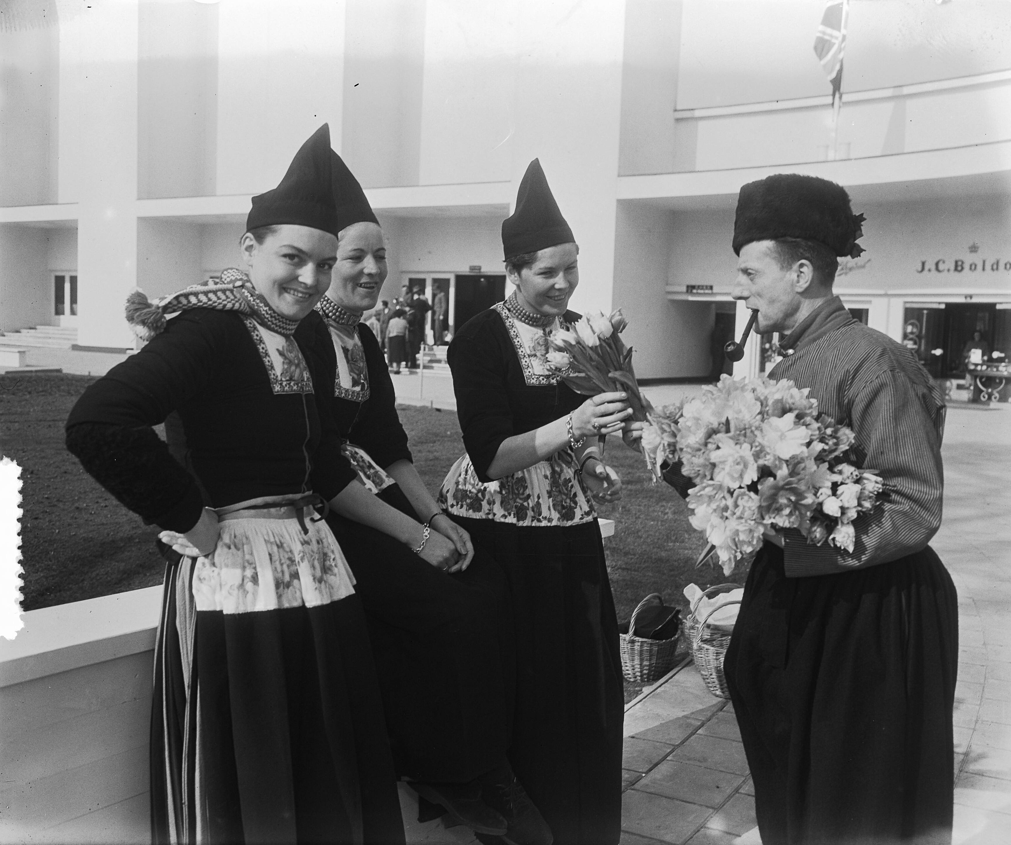 Bloemententoonstelling "Flora" te Heemstede. Volendamse meisjes — Bloemententoonstelling "Flora" te Heemstede. Volendamse meisjes krijgen bloemen van een man in Volendamse klederdracht — Foto: Pot, Harry / Anefo. Licentie: Set B: Rechtenvrij / Publiek Domein. Bron: Nationaal Archief. http://hdl.handle.net/10648/a908c01c-d0b4-102d-bcf8-003048976d84