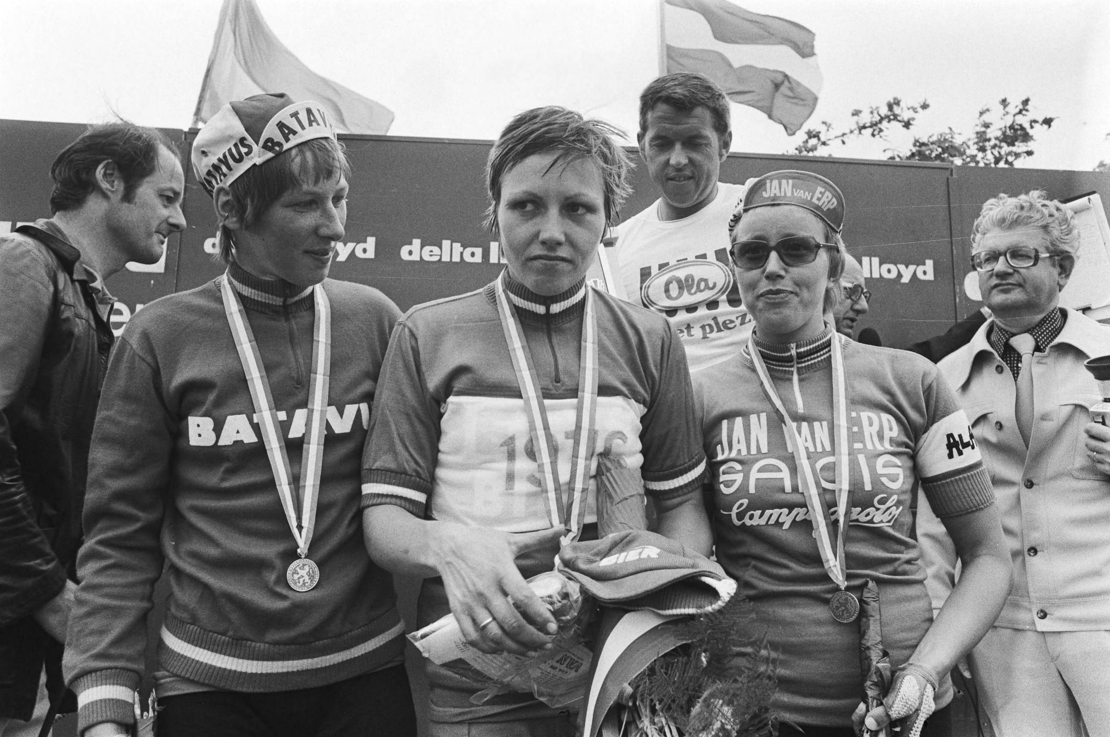 Fotocollectie Anefo — Nederlands kampioenschap wielrennen vrouwen in Simpelveld, huldiging Keetie van Oosten-Hage (midden). Links Tineke Fopma (2e) en rechts Annie Weegberg (3e) — Foto: Verhoeff, Bert / Anefo. Licentie: Set B: Rechtenvrij / Publiek Domein. Bron: Nationaal Archief. http://hdl.handle.net/10648/ac86a2c2-d0b4-102d-bcf8-003048976d84