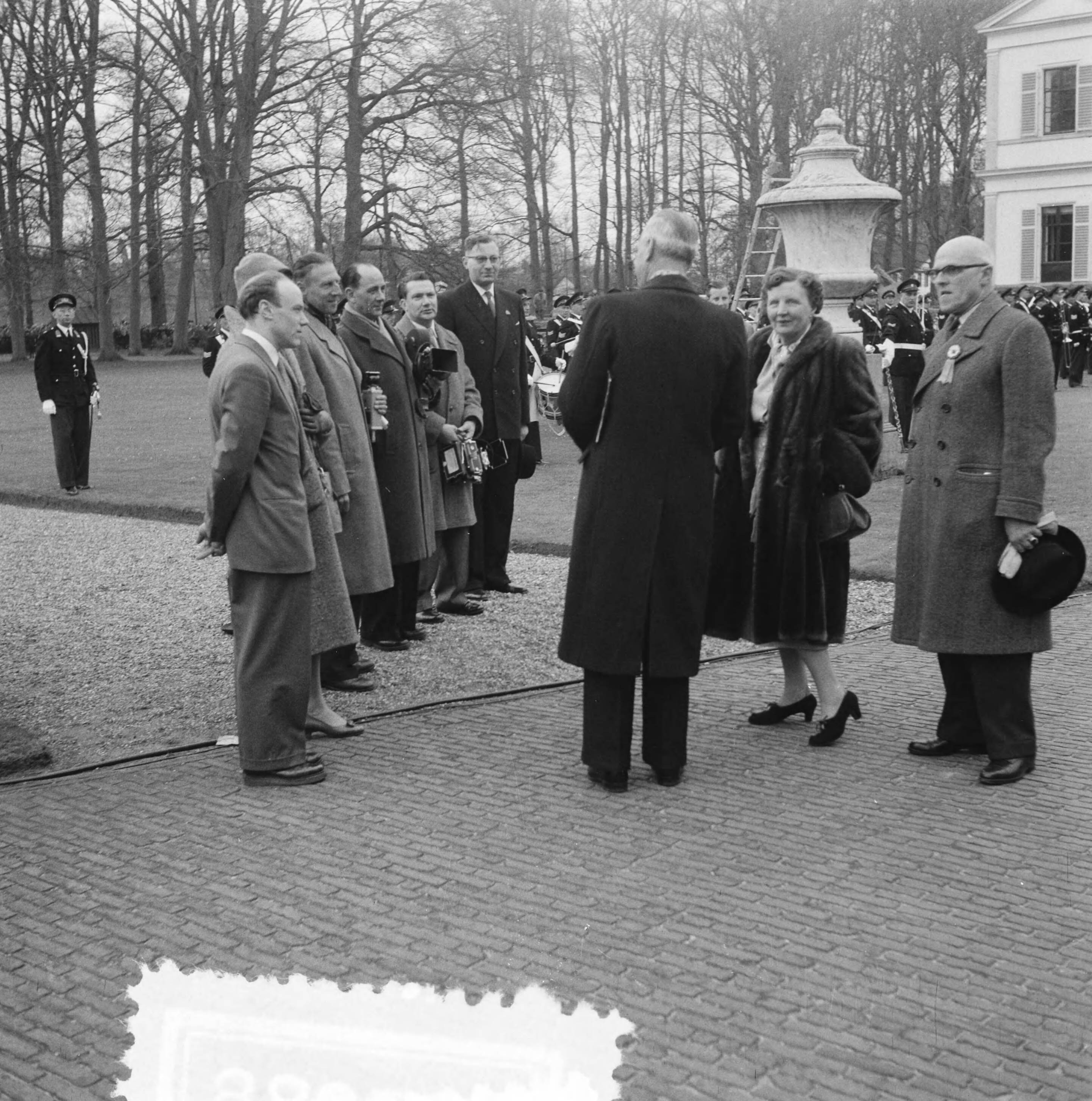 Koninginnedag 1956 — Defilé langs paleis Soestdijk ter gelegenheid van de verjaardag van koningin Juliana — Foto: Noske, J.D. / Anefo. Licentie: Set B: Rechtenvrij / Publiek Domein. Bron: Nationaal Archief. http://hdl.handle.net/10648/a947138a-d0b4-102d-bcf8-003048976d84