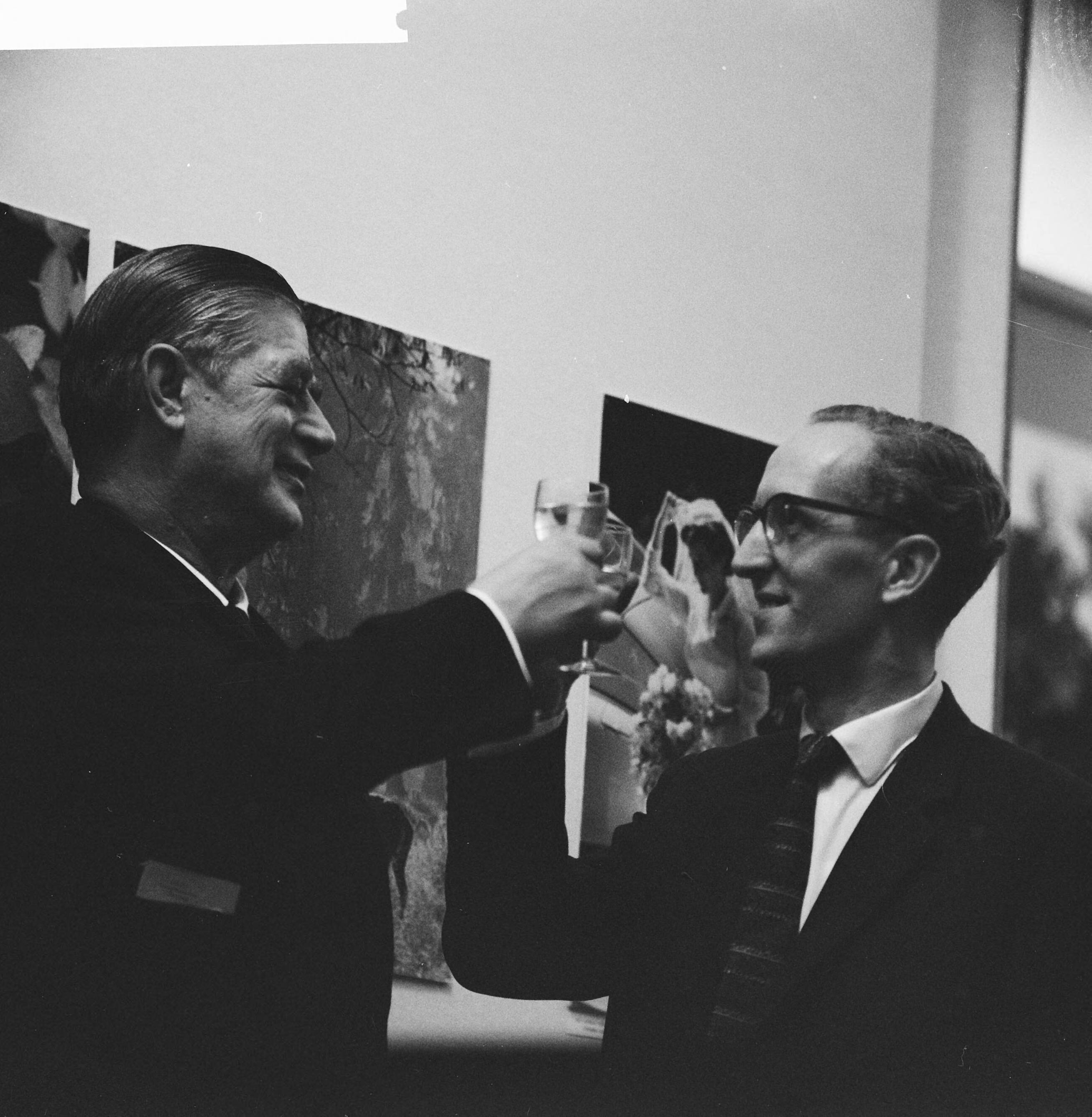 Fotocollectie Anefo — Opening World Press Photo 1961 [twee juryleden toosten met elkaar] — Foto: Nijs, Jac. de / Anefo. Licentie: Set B: Rechtenvrij / Publiek Domein. Bron: Nationaal Archief. http://hdl.handle.net/10648/a9e4dd7c-d0b4-102d-bcf8-003048976d84