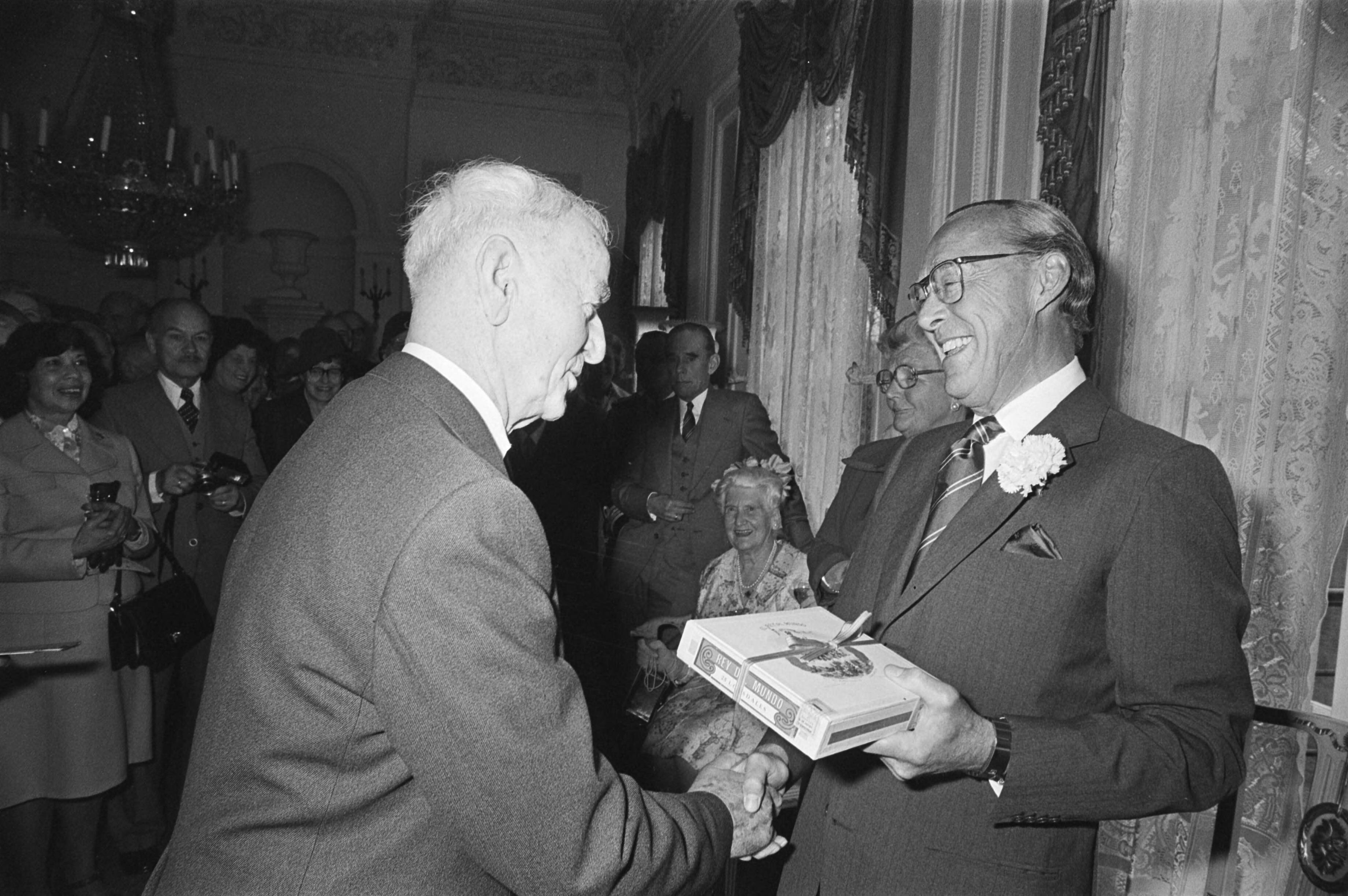 Ontvangst op paleis Soestdijk door koningin Juliana en prins Bernhard ter gelegenheid van hun 40-jarig huwelijksfeest van militaire dragers van de in 1937 uitgegeven huwelijksmedaille — Soestdijk|koninginnen |ontvangsten |jubilea|Bernhard, prins (1911-2004) |Juliana, koningin|Utrecht — Foto: Suyk, Koen / Anefo. Licentie: Set B: Rechtenvrij / Publiek Domein. Bron: Nationaal Archief. http://hdl.handle.net/10648/ac98dfdc-d0b4-102d-bcf8-003048976d84