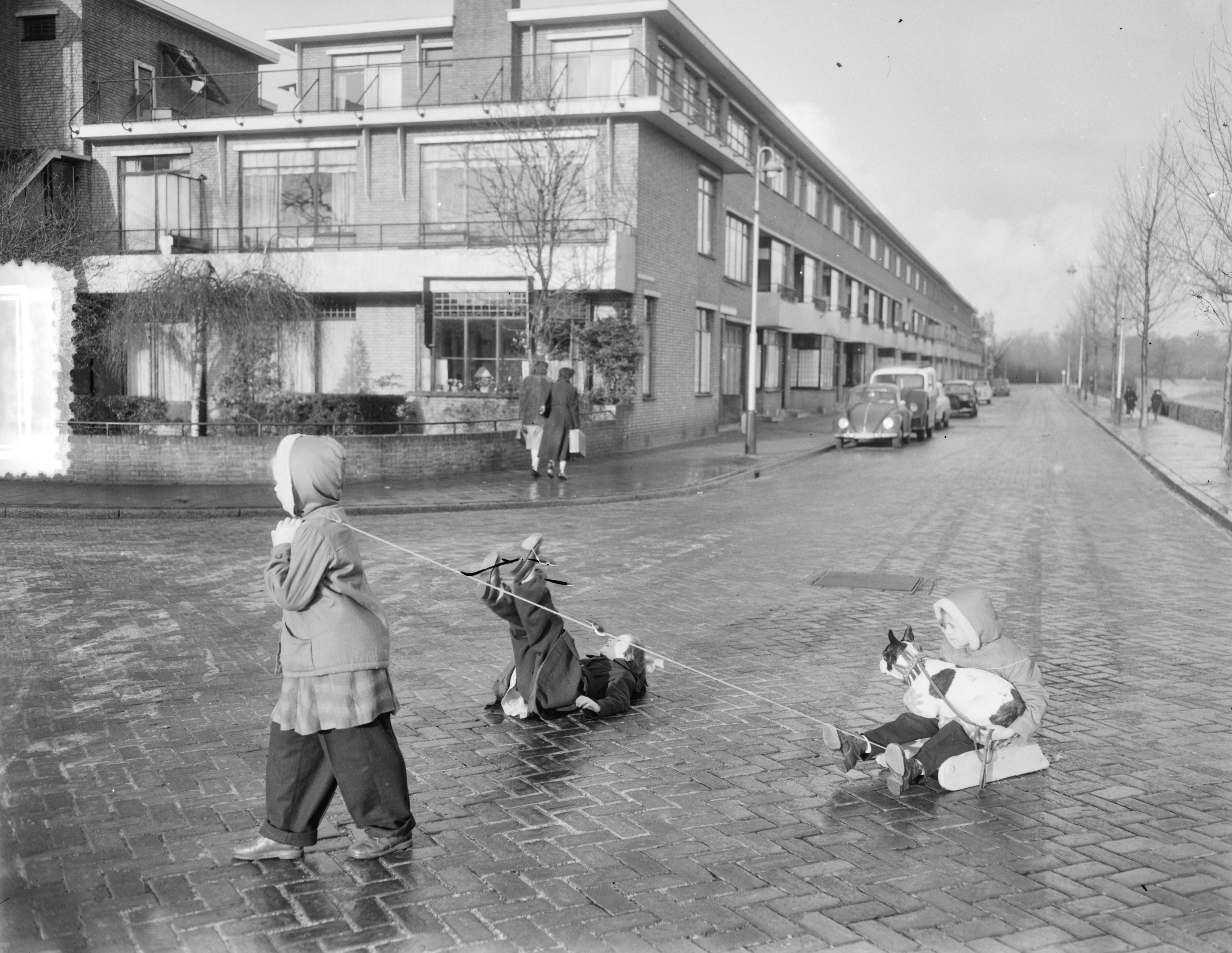 Fotocollectie Anefo — Gladde straten Den Haag, kinderen sleeën op de Carel Reinierskade — Foto: Duinen, G.W. van / Anefo. Licentie: Set B: Rechtenvrij / Publiek Domein. Bron: Nationaal Archief. http://hdl.handle.net/10648/a91a6d94-d0b4-102d-bcf8-003048976d84