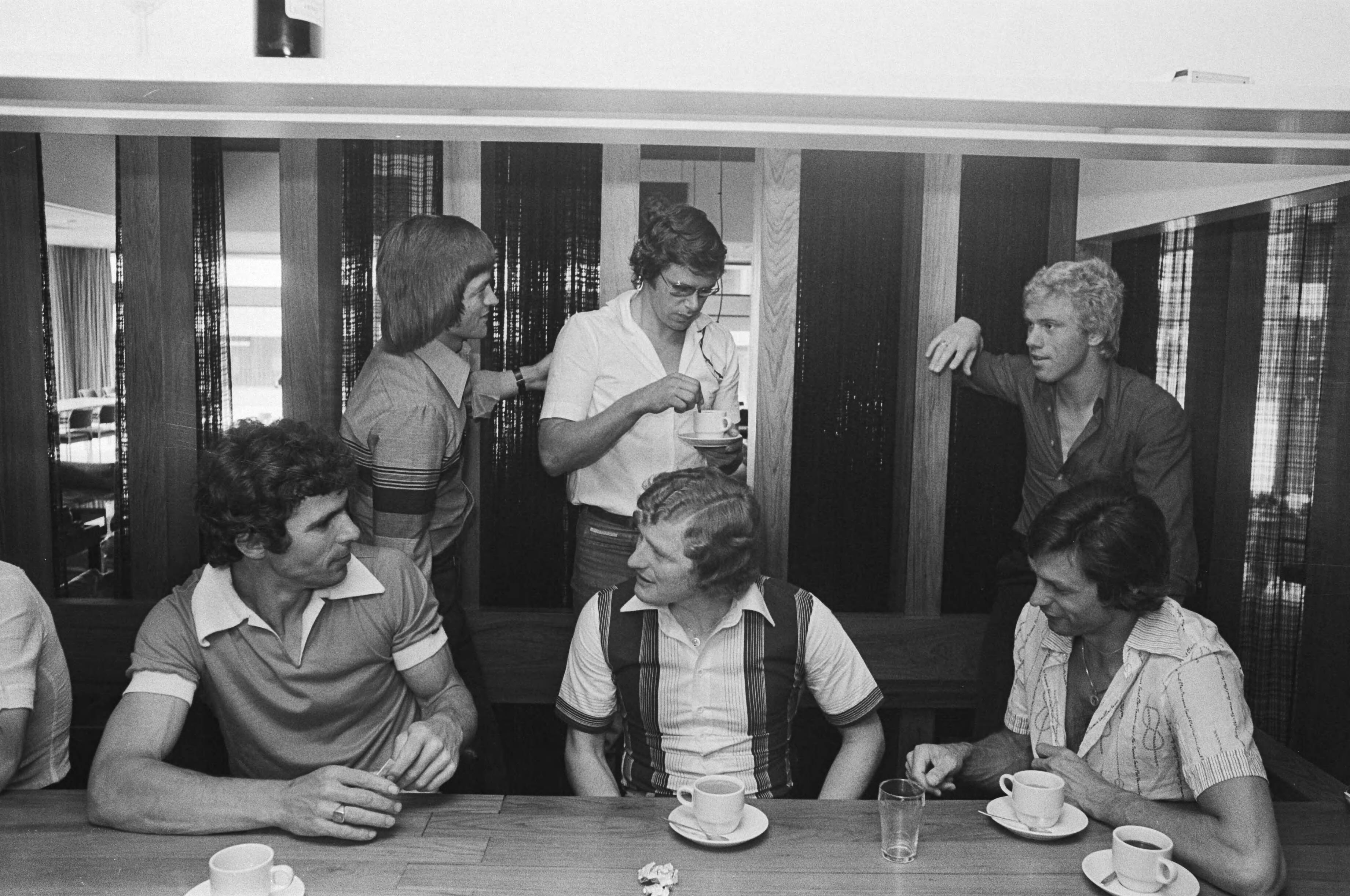 Fotocollectie Anefo — Selectie Nederlands elftal in Zeist bijeen voor Europees Kampioenschap,van links naar rechts: Van Hanegem , Janssen, Suurbier, staand: Peters, Jongbloed en Rijsbergen — Foto: Verhoeff, Bert / Anefo. Licentie: Set B: Rechtenvrij / Publiek Domein. Bron: Nationaal Archief. http://hdl.handle.net/10648/ac85eca6-d0b4-102d-bcf8-003048976d84