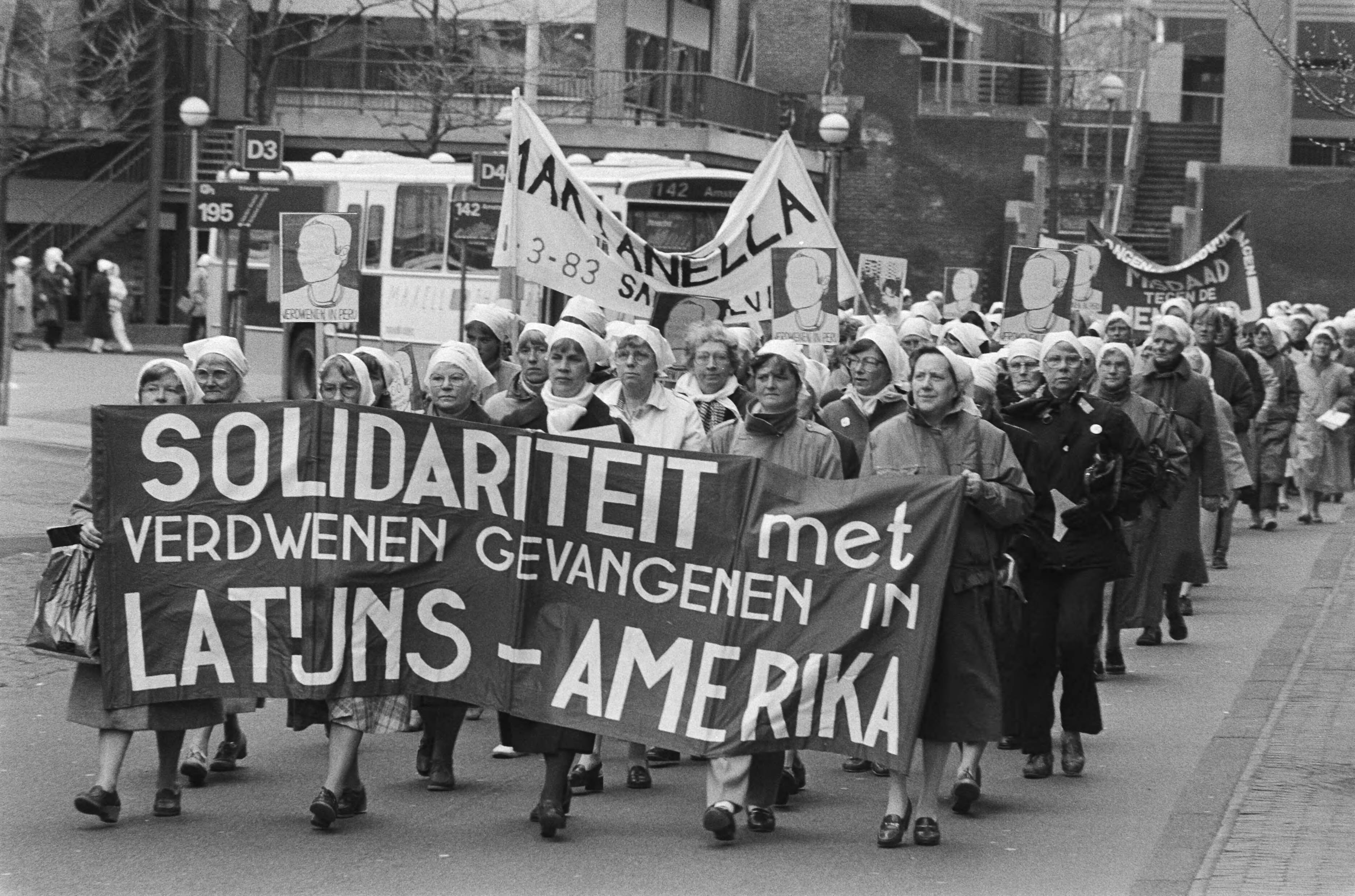 Fotocollectie Anefo — Stille tocht vrouwen (solidair met "dwaze moeders" ) in Haarlem — Foto: Vollebregt, Sjakkelien / Anefo. Licentie: Set B: Rechtenvrij / Publiek Domein. Bron: Nationaal Archief. http://hdl.handle.net/10648/ad4624da-d0b4-102d-bcf8-003048976d84