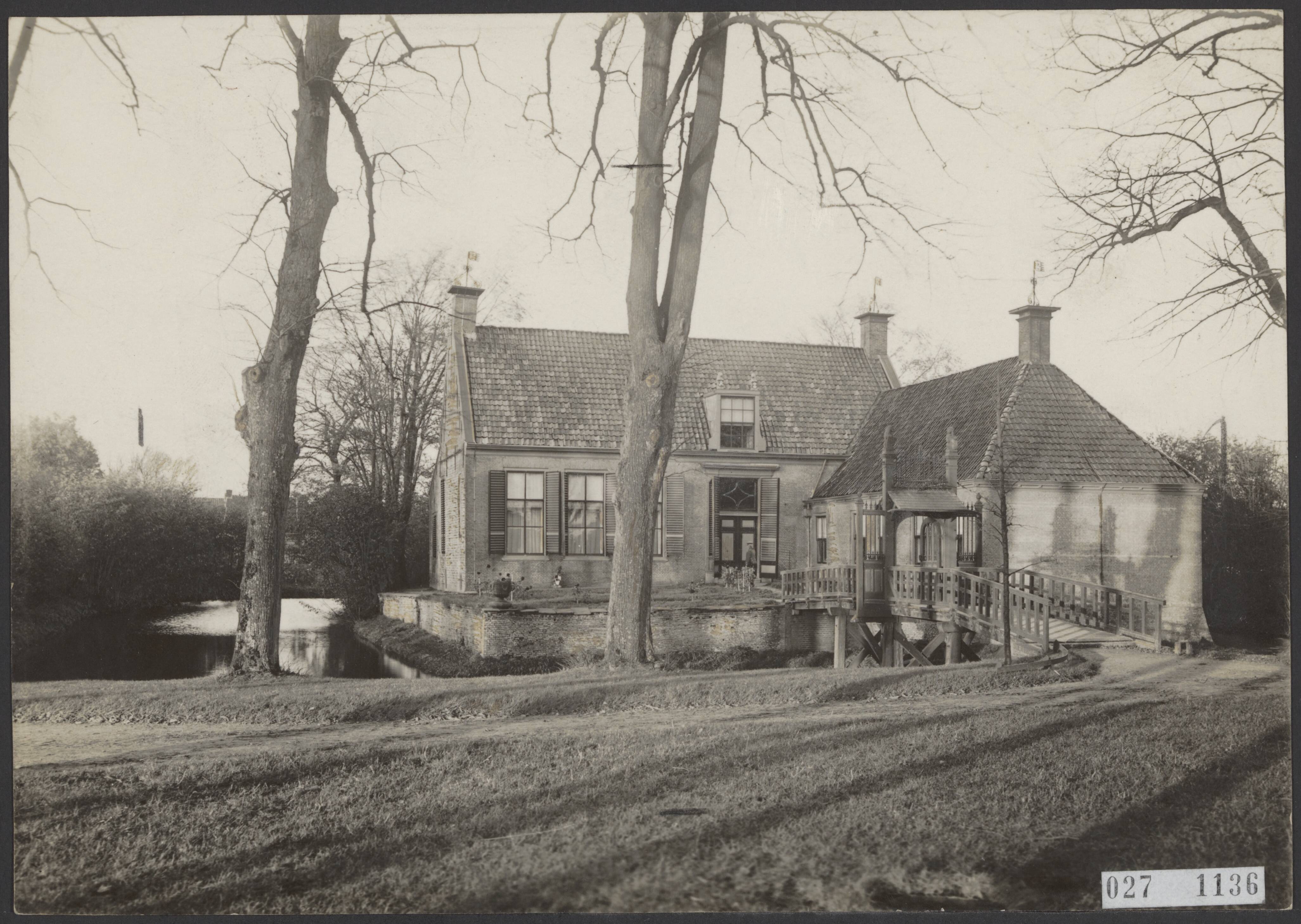 Fotocollectie Elsevier Binnenland — Dekemastate te Jelsum (Friesland) — Foto: Peijl, J.M. van der. Licentie: Set B: Rechtenvrij / Publiek Domein. Bron: Nationaal Archief. http://hdl.handle.net/10648/addbbdba-d0b4-102d-bcf8-003048976d84