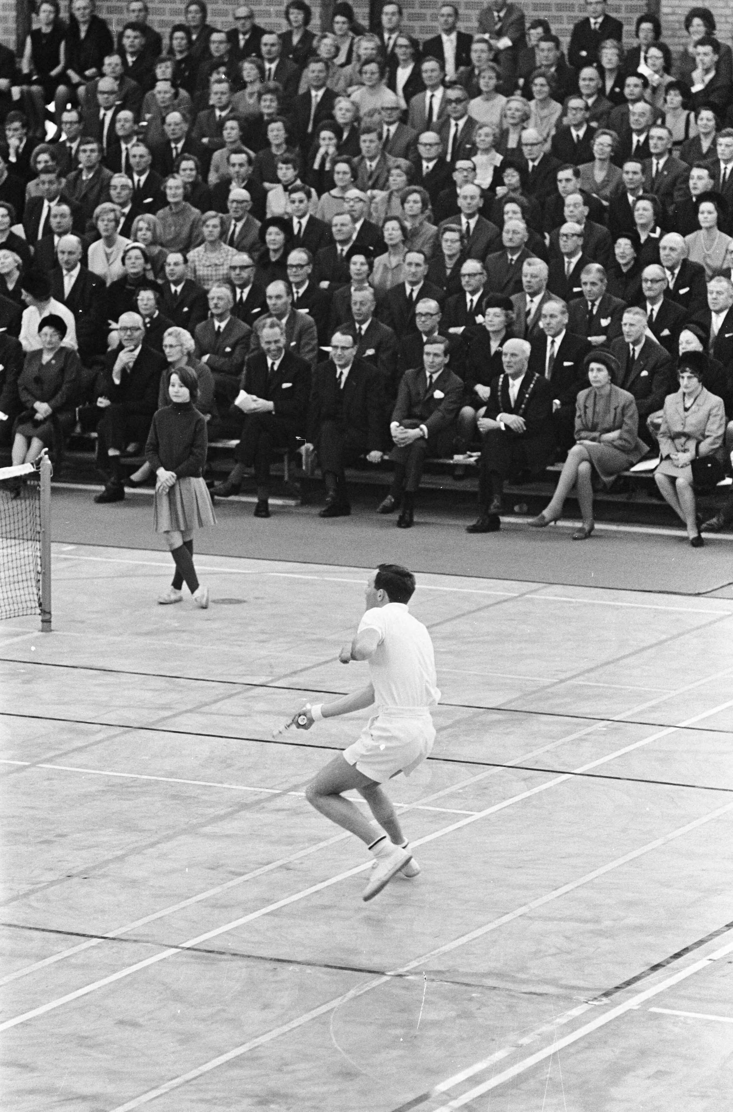 Fotocollectie Anefo — Opening Sporthal in Haarlem door prins Claus , Tom Okker tijdens strijd, op achtergrond prins Claus — Foto: Nijs, Jac. de / Anefo. Licentie: Set B: Rechtenvrij / Publiek Domein. Bron: Nationaal Archief. http://hdl.handle.net/10648/ab0d224a-d0b4-102d-bcf8-003048976d84
