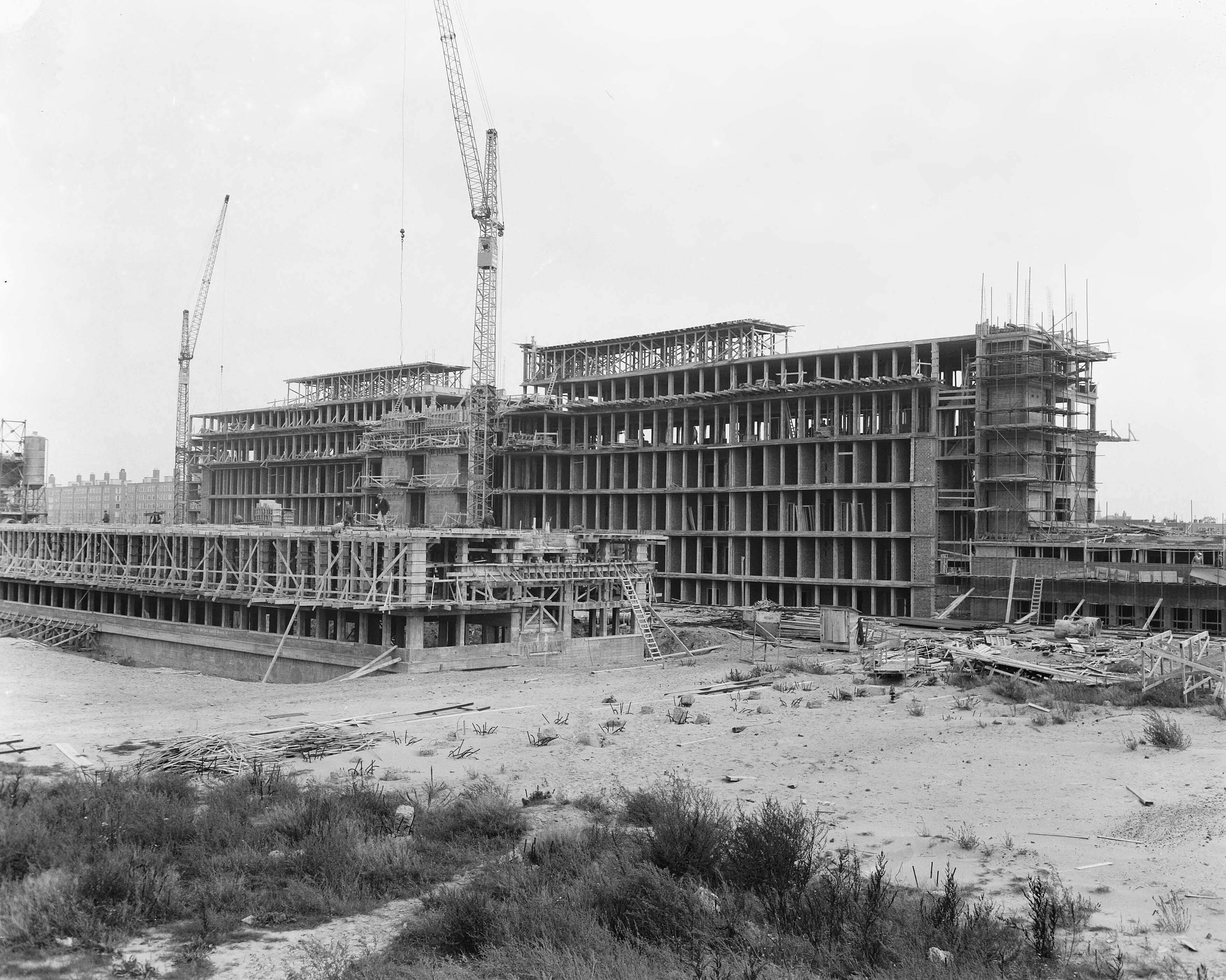 Fotocollectie Anefo — Bouw Rode Kruis Ziekenhuis in Den Haag — Foto: Behrens, Herbert F. / Anefo. Licentie: Set B: Rechtenvrij / Publiek Domein. Bron: Nationaal Archief. http://hdl.handle.net/10648/a96aad9a-d0b4-102d-bcf8-003048976d84