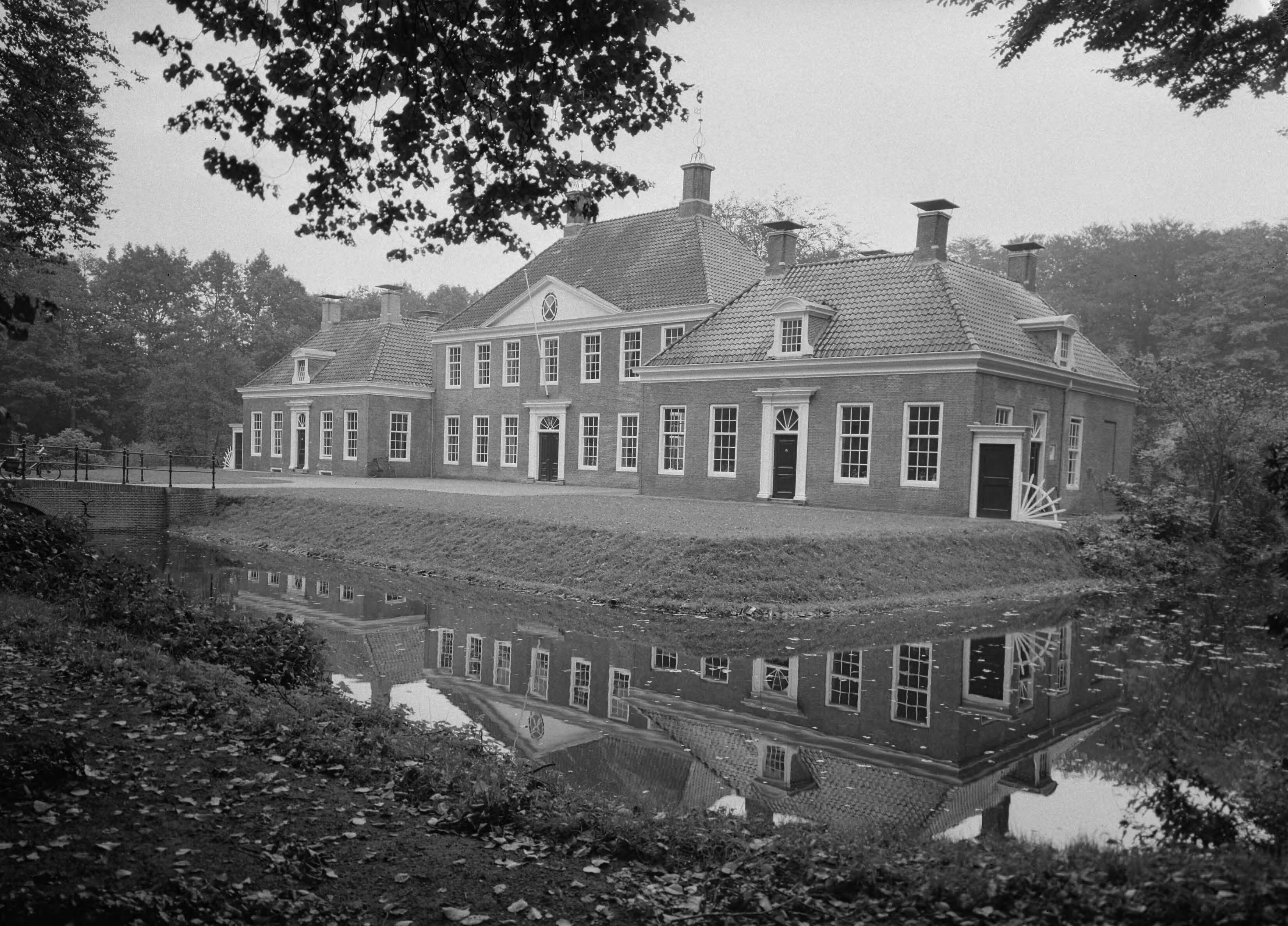 Fotocollectie Nederlandse Heidemaatschappij — Gemeentehuis Zuidlaren (Dr.) — Foto: Wüllschleger, [...] / Heidemij. Licentie: Set B: Rechtenvrij / Publiek Domein. Bron: Nationaal Archief. http://hdl.handle.net/10648/ae7edf7c-d0b4-102d-bcf8-003048976d84