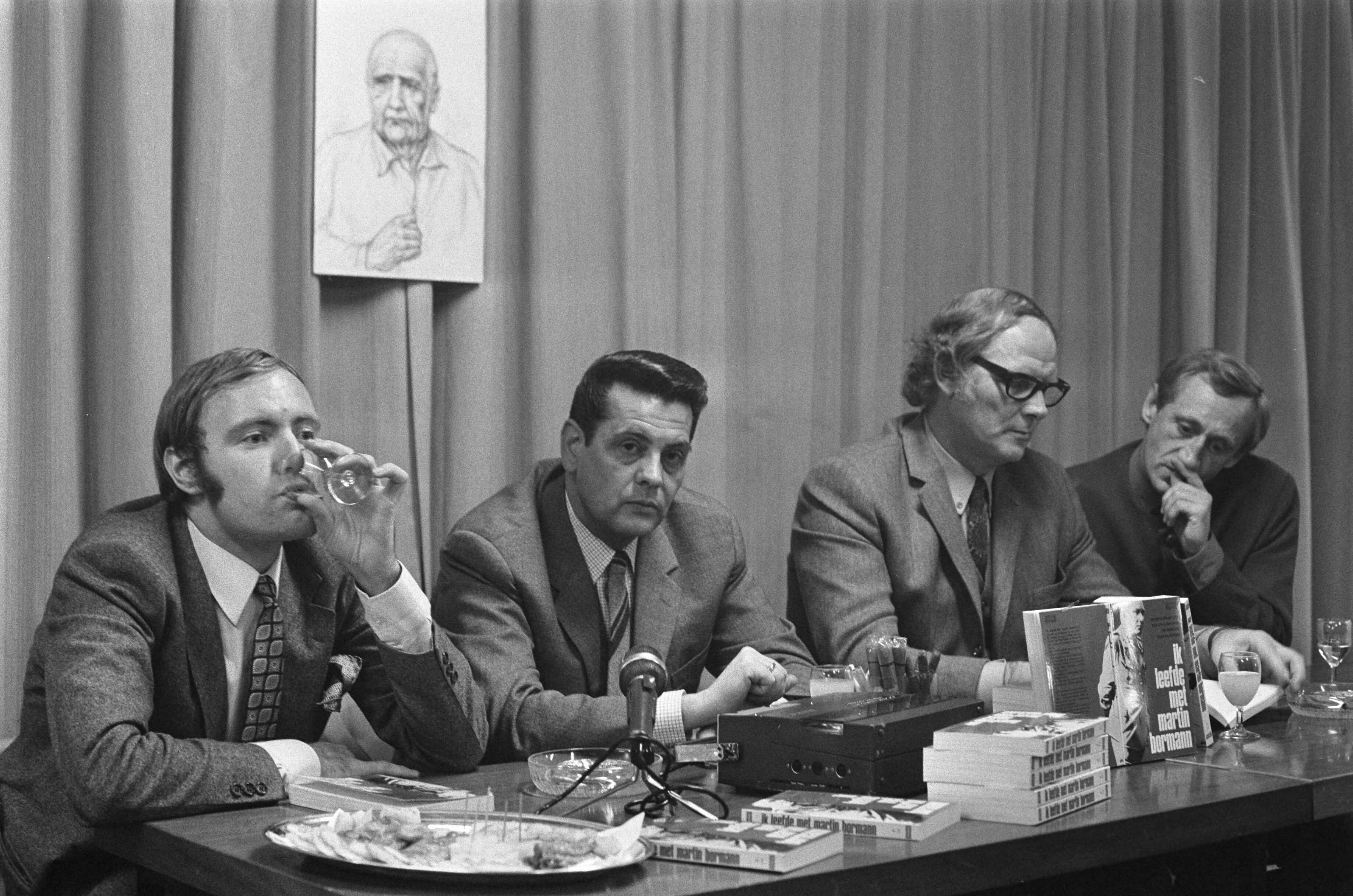 Fotocollectie Anefo — Boek "Ik leefde met Martin Bormann" uitgegeven door Uitgeverij Born, persconferentie Den Haag . Recent portret van Bormann — Foto: Verhoeff, Bert / Anefo. Licentie: Set B: Rechtenvrij / Publiek Domein. Bron: Nationaal Archief. http://hdl.handle.net/10648/ab81594e-d0b4-102d-bcf8-003048976d84