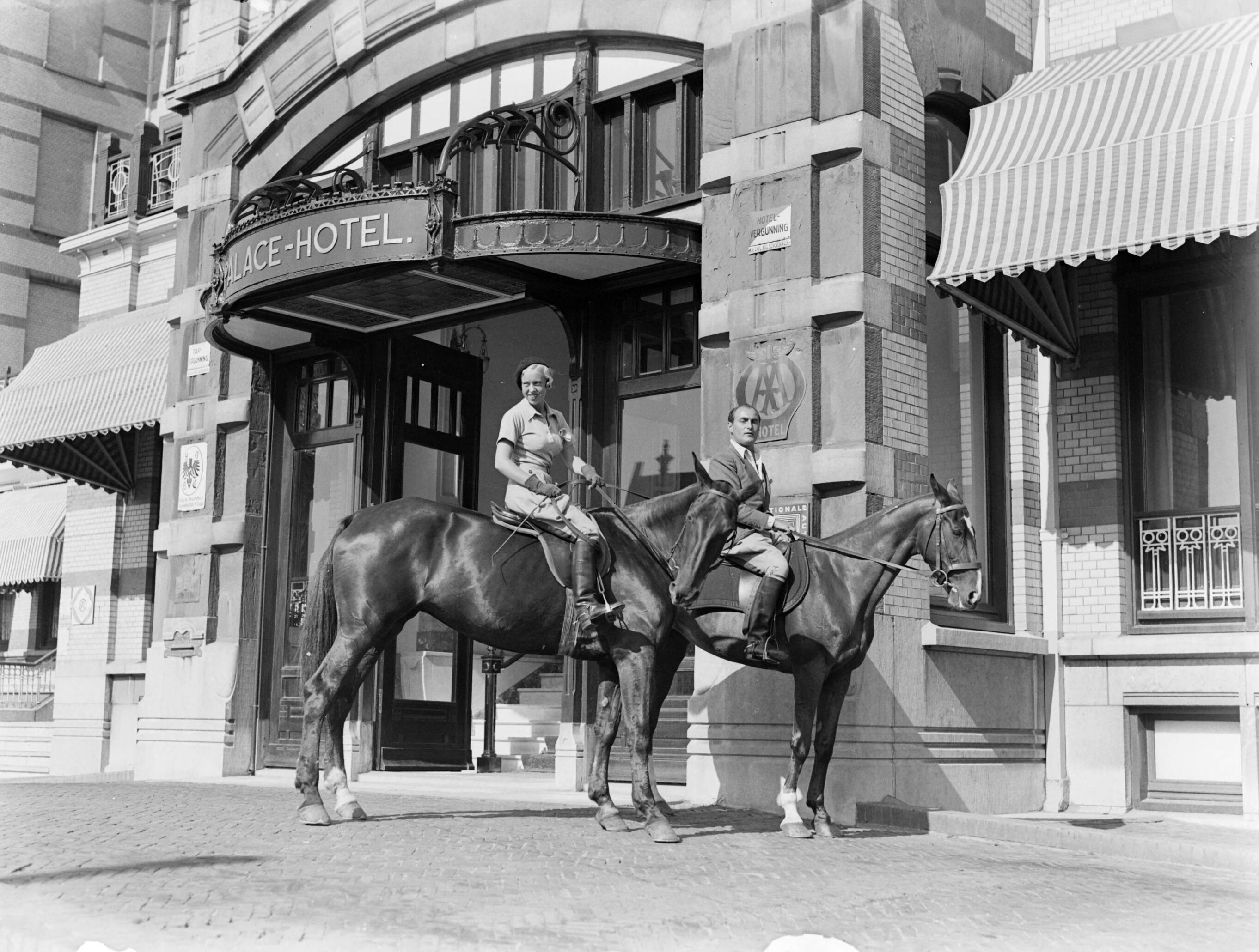 Scheveningen. — Een vrouw (Yvonne?) en een man genaamd Farrar te paard voor het Palace Hotel in Scheveningen — Foto: Poll, Willem van de. Licentie: Set B: Rechtenvrij / Publiek Domein. Bron: Nationaal Archief. http://hdl.handle.net/10648/ae9aaa90-d0b4-102d-bcf8-003048976d84