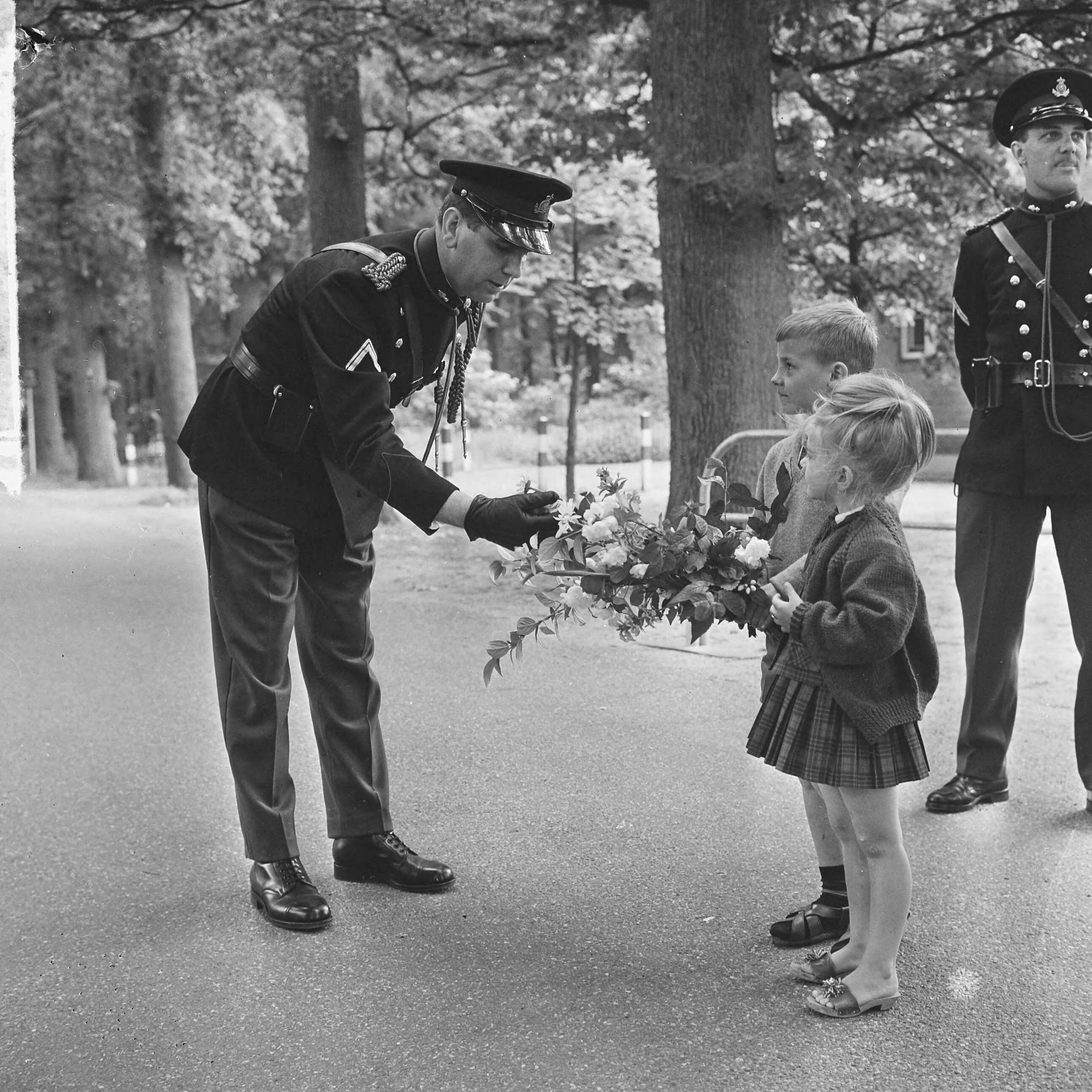 Verloving prinses Beatrix en Claus von Amsberg — Drukte rond verloving prinses Beatrix en Claus von Amsberg, een jongen en meisje brengen alvast bloemen bij Drakensteijn — Foto: Koch, Eric / Anefo. Licentie: Set B: Rechtenvrij / Publiek Domein. Bron: Nationaal Archief. http://hdl.handle.net/10648/aab05204-d0b4-102d-bcf8-003048976d84