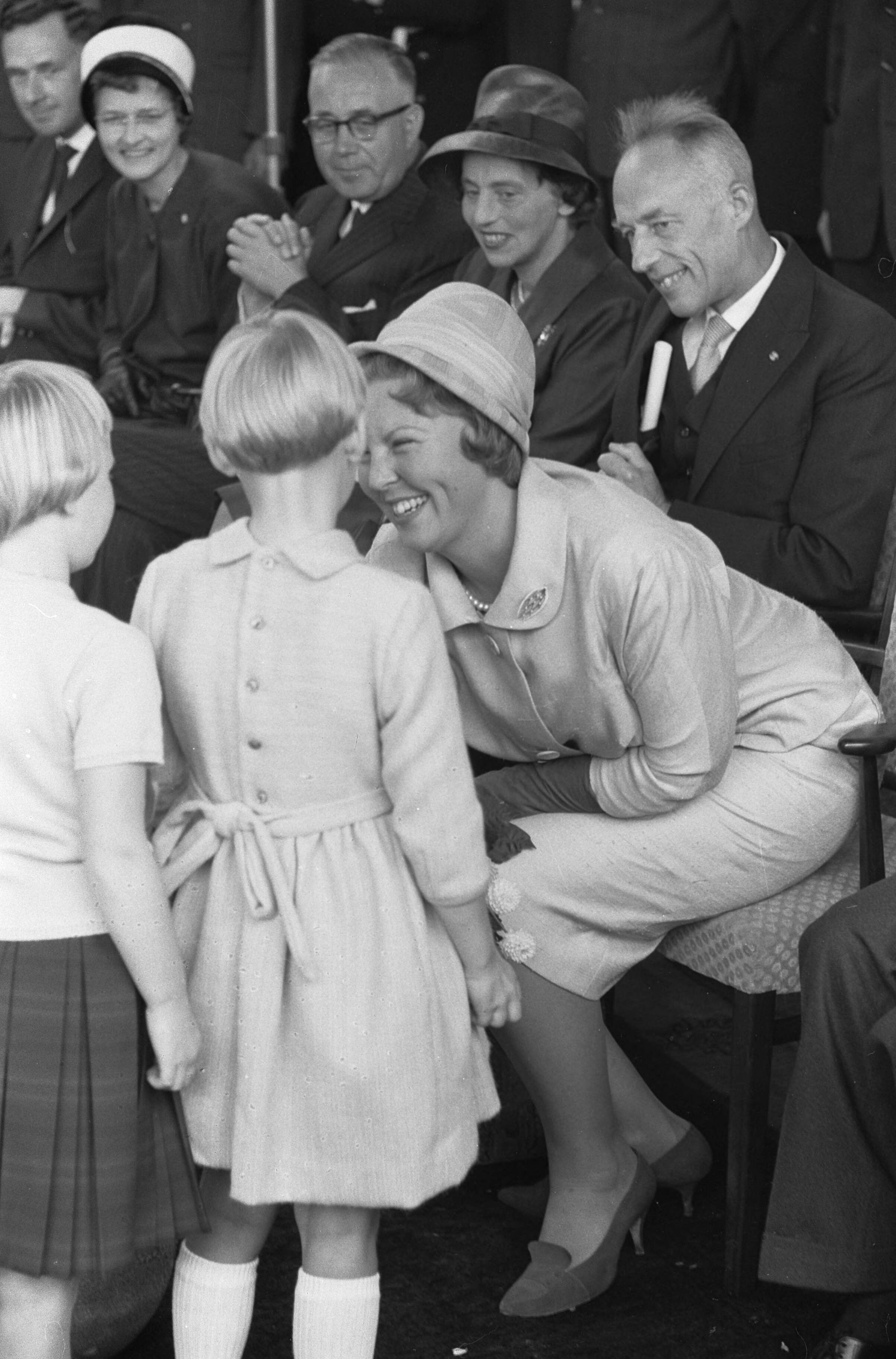 Fotocollectie Anefo — Prinses Beatrix opent Buitenschool in Leeuwarden. De prinses krijgt bloemen in de gymnastiekzaal. Zij bedankt voor bloemen. Achter haar burgemeester A.A.M. van der Meulen — Foto: Pot, Harry / Anefo. Licentie: Set B: Rechtenvrij / Publiek Domein. Bron: Nationaal Archief. http://hdl.handle.net/10648/a9e2647a-d0b4-102d-bcf8-003048976d84
