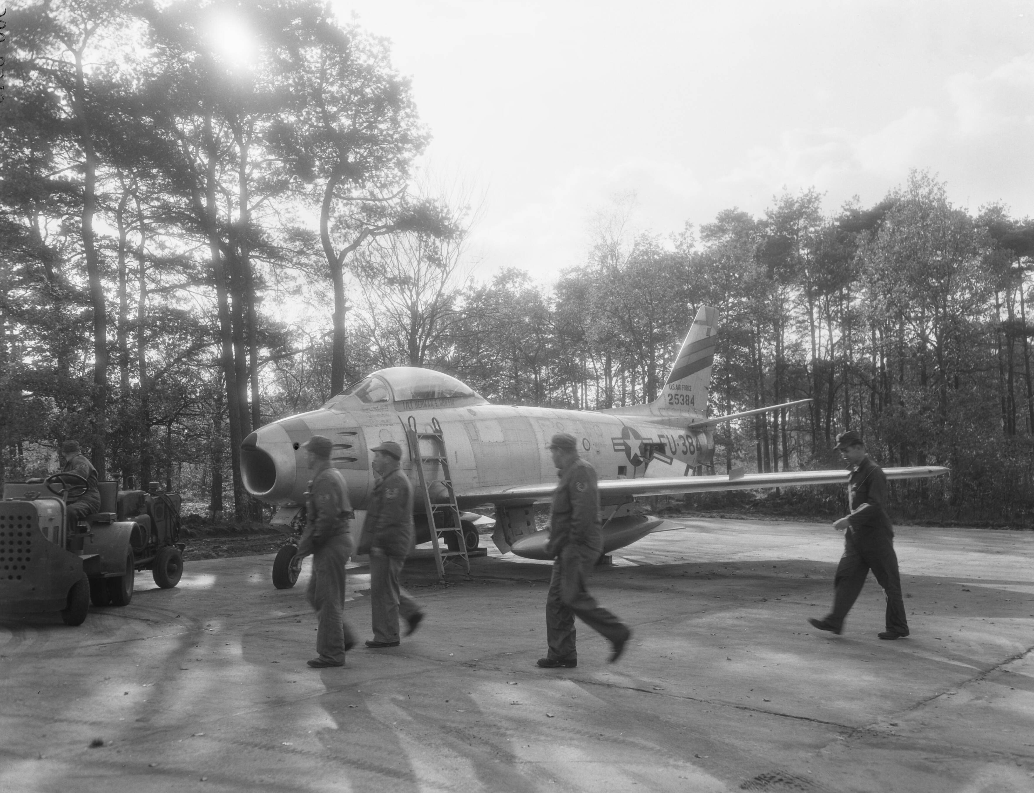 Fotocollectie Anefo — [North American F-86 Sabres van het USAF 32th Fighter Day Squadron gestationeerd op Soesterberg] — Foto: Duinen, G.W. van / Anefo. Licentie: Set B: Rechtenvrij / Publiek Domein. Bron: Nationaal Archief. http://hdl.handle.net/10648/a92cae96-d0b4-102d-bcf8-003048976d84