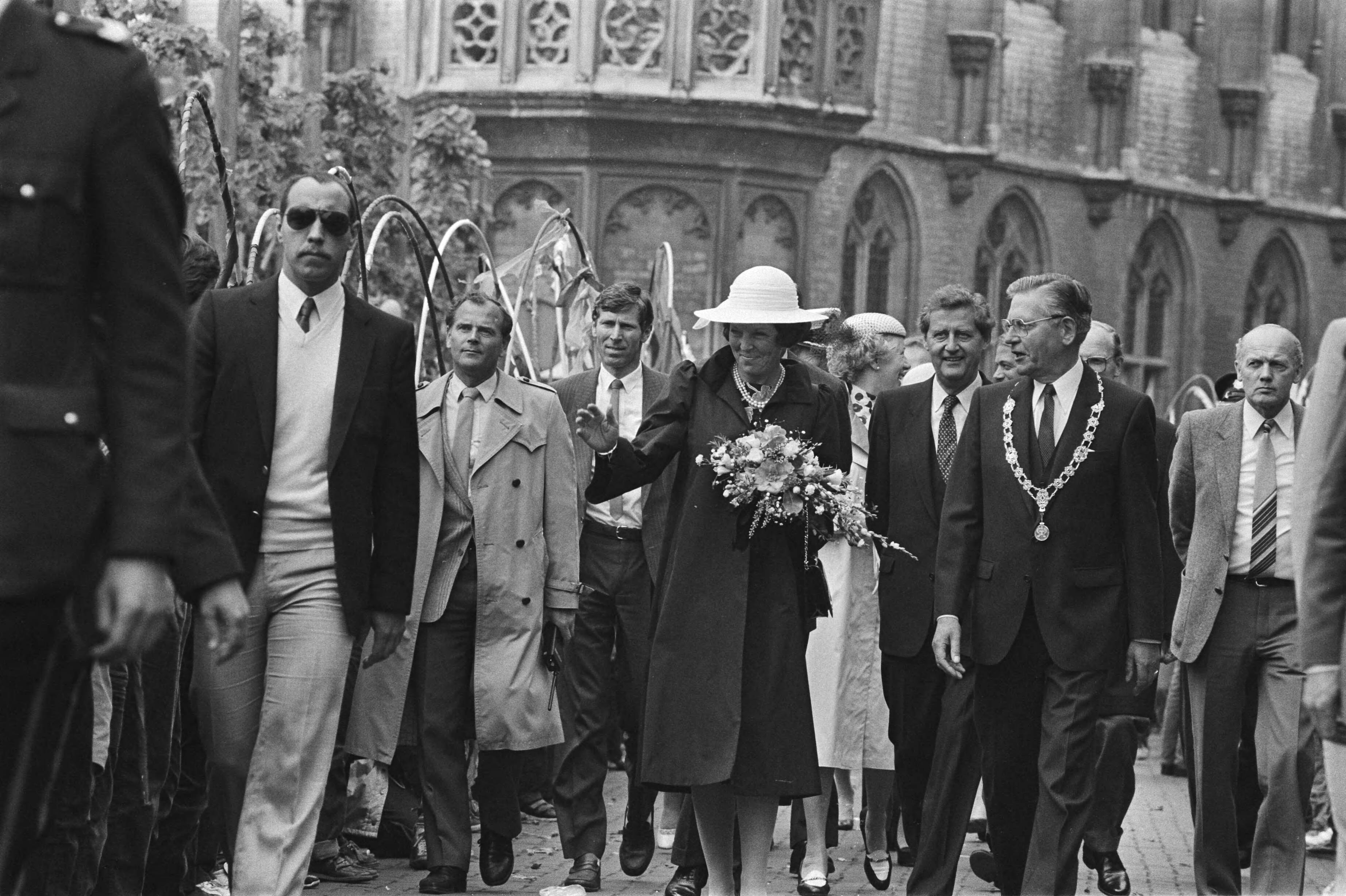 Fotocollectie Anefo — Koningin Beatrix en Prins Claus bij Nationale herdenkingsmanifestatie in Middelburg; veel rechercheurs bewaken Koningin Beatrix — Foto: Bogaerts, Rob / Anefo. Licentie: Set B: Rechtenvrij / Publiek Domein. Bron: Nationaal Archief. http://hdl.handle.net/10648/ad385e7c-d0b4-102d-bcf8-003048976d84