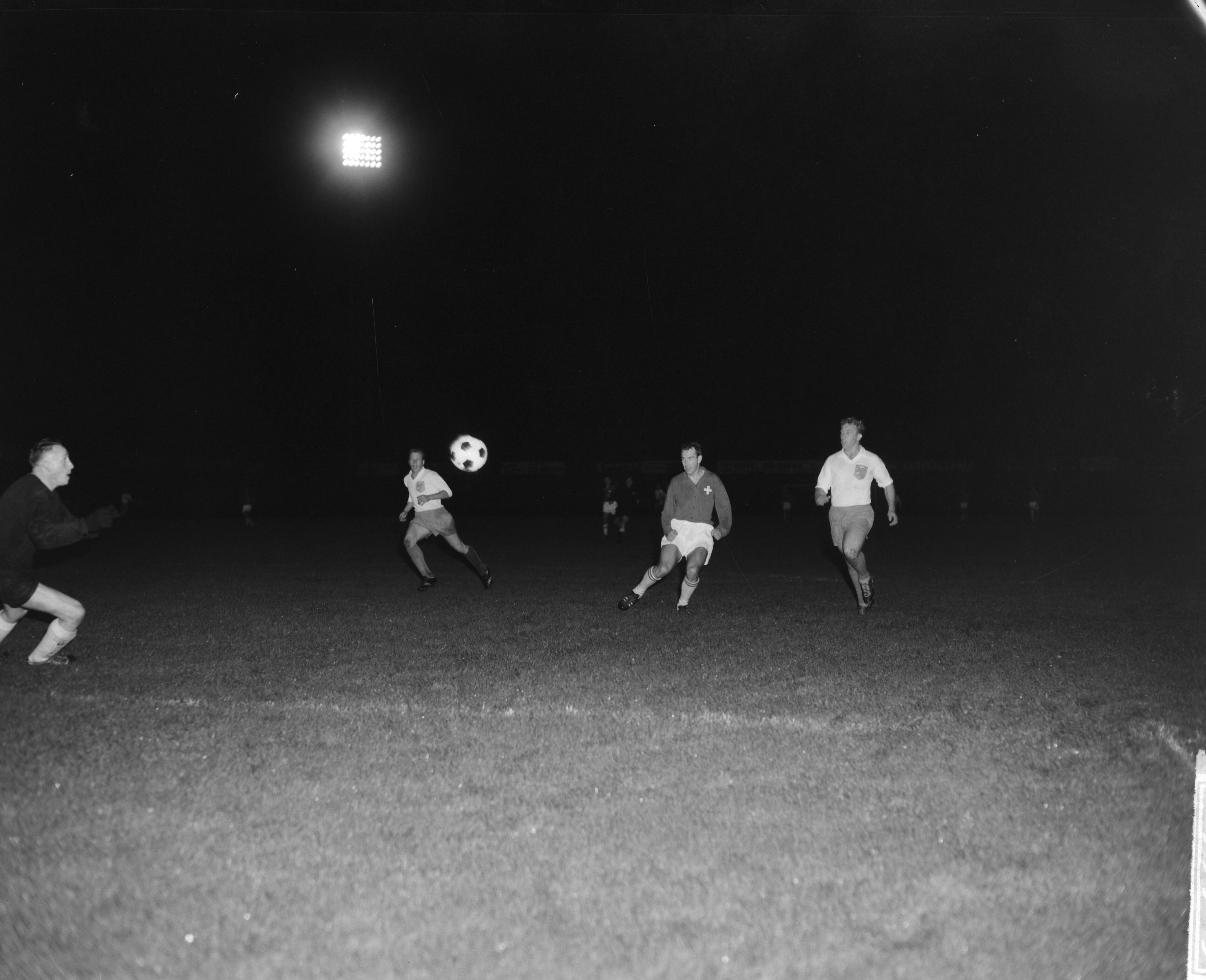 Fotocollectie Anefo — Voetbal. Nederland (zaterdagmiddagamateurs) tegen Zwitserland 4-3. Spelmoment voor het Nederlandse doel. Links keeper Woudsma, rechts Korving — Foto: Bilsen, Joop van / Anefo. Licentie: Set B: Rechtenvrij / Publiek Domein. Bron: Nationaal Archief. http://hdl.handle.net/10648/aa4801f4-d0b4-102d-bcf8-003048976d84