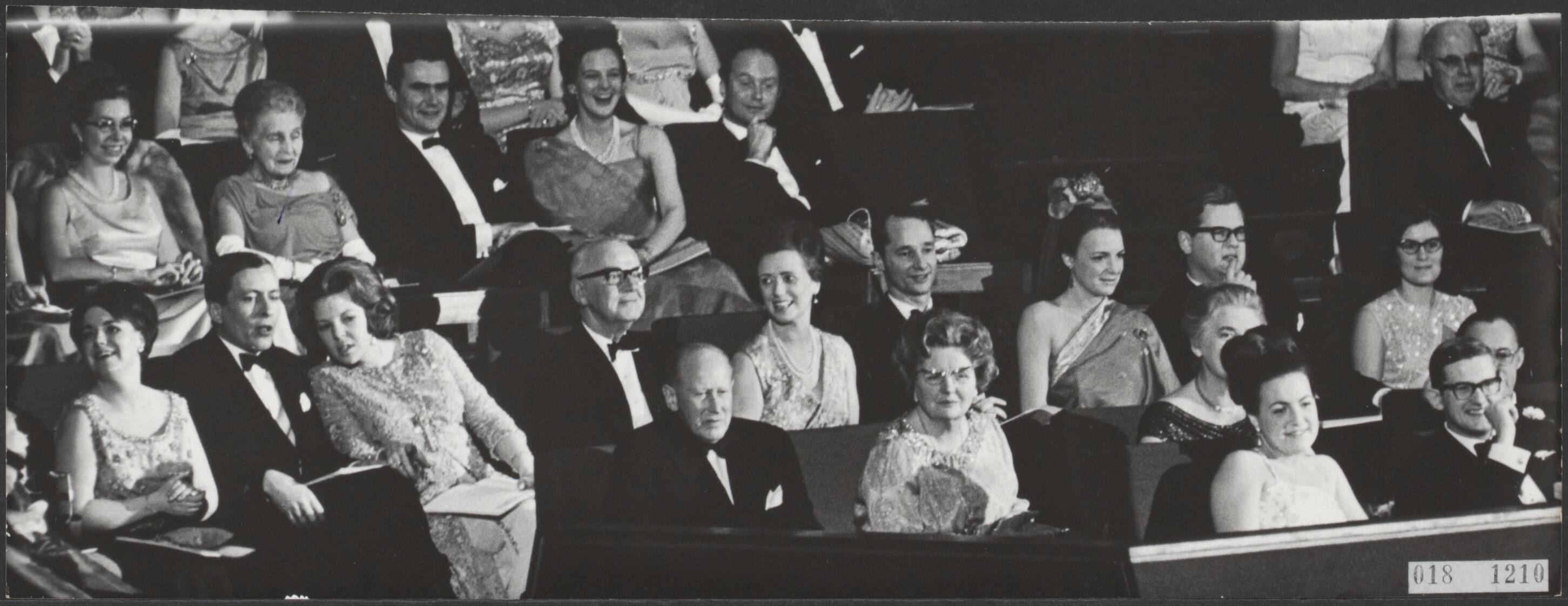 Fotocollectie Elsevier Binnenland — Feestelijke voorstelling in het Circusgebouw te Scheveningen voor de koninklijke gasten t.g.v. het huwelijk van prinses Margriet en mr. Pieter van Vollenhoven. De koninklijke gasten tijdens de voorstelling — Foto: Kroon, Ron / Anefo. Licentie: Set B: Rechtenvrij / Publiek Domein. Bron: Nationaal Archief. http://hdl.handle.net/10648/adc49eb4-d0b4-102d-bcf8-003048976d84