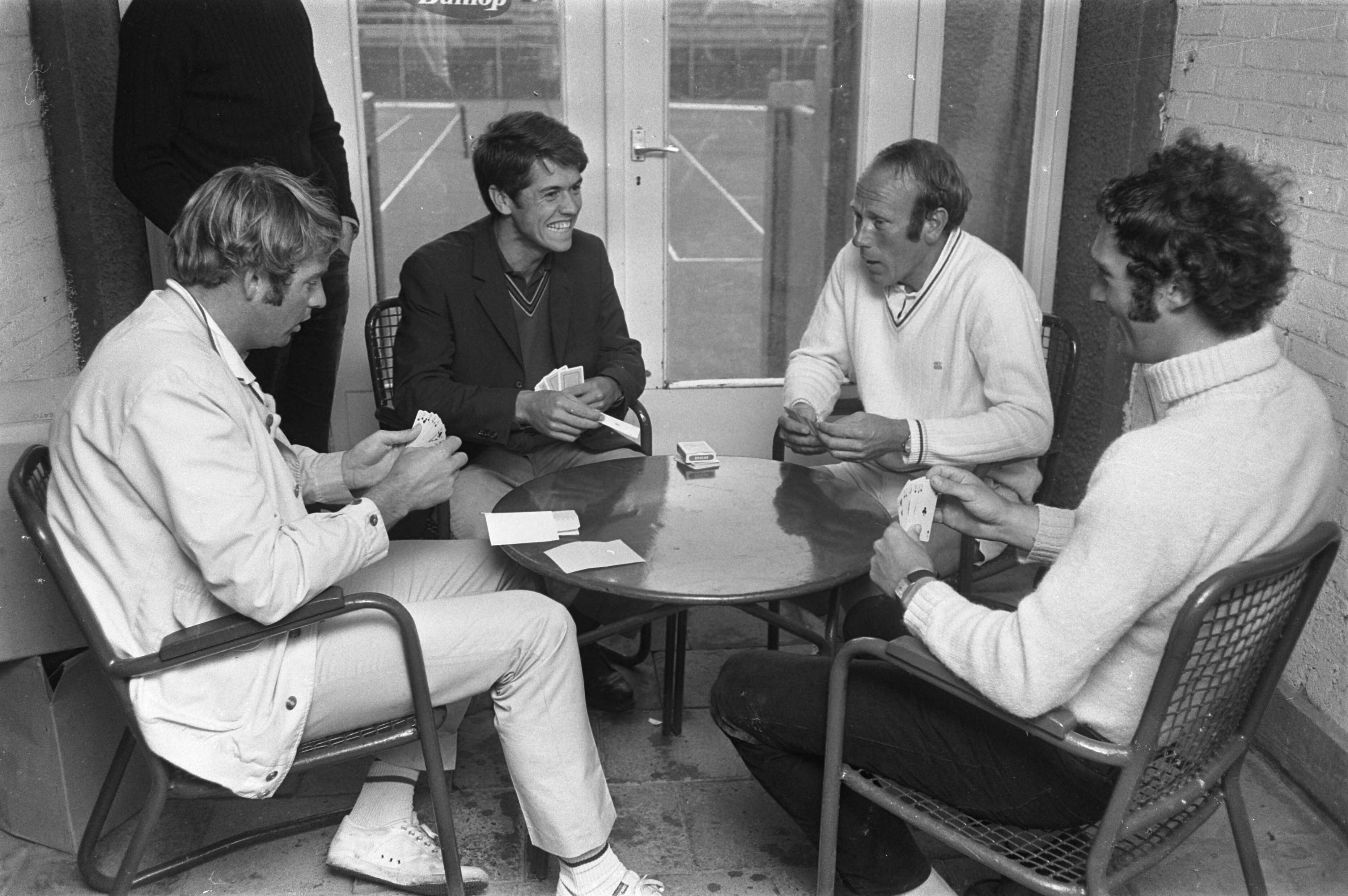 Fotocollectie Anefo — Nationale tenniskampioenschappen op METS-banen te Scheveningen; kaarten Nick Fleury, Peter Soeters, De Groot, Jan Hordijk — Foto: Koch, Eric / Anefo. Licentie: Set B: Rechtenvrij / Publiek Domein. Bron: Nationaal Archief. http://hdl.handle.net/10648/ab9f2d0c-d0b4-102d-bcf8-003048976d84
