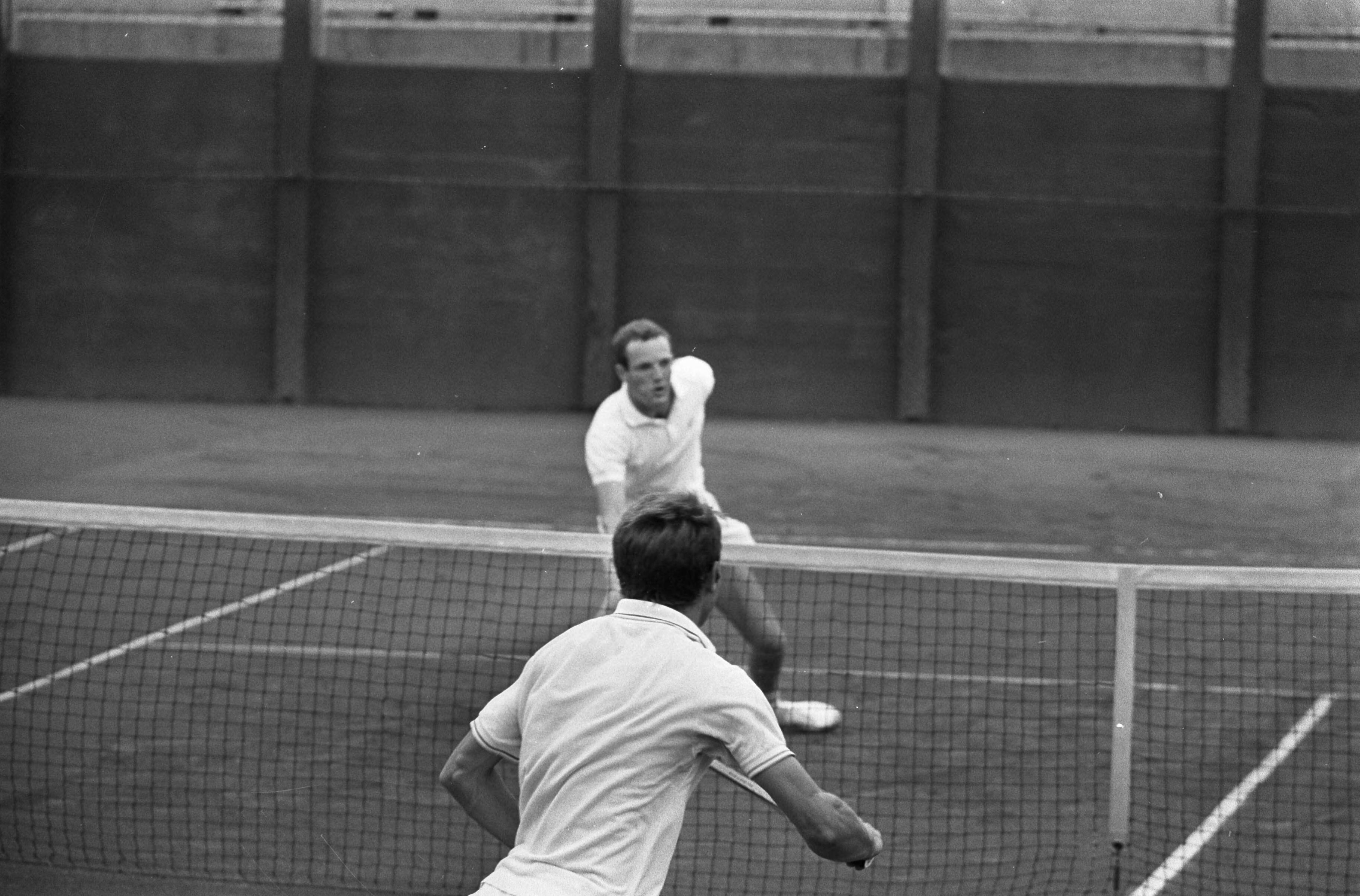 Fotocollectie Anefo — Nederlandse Tenniskampioenschappen Scheveningen. Okker in aktie — Foto: Kroon, Ron / Anefo. Licentie: Set B: Rechtenvrij / Publiek Domein. Bron: Nationaal Archief. http://hdl.handle.net/10648/ab22ed6e-d0b4-102d-bcf8-003048976d84