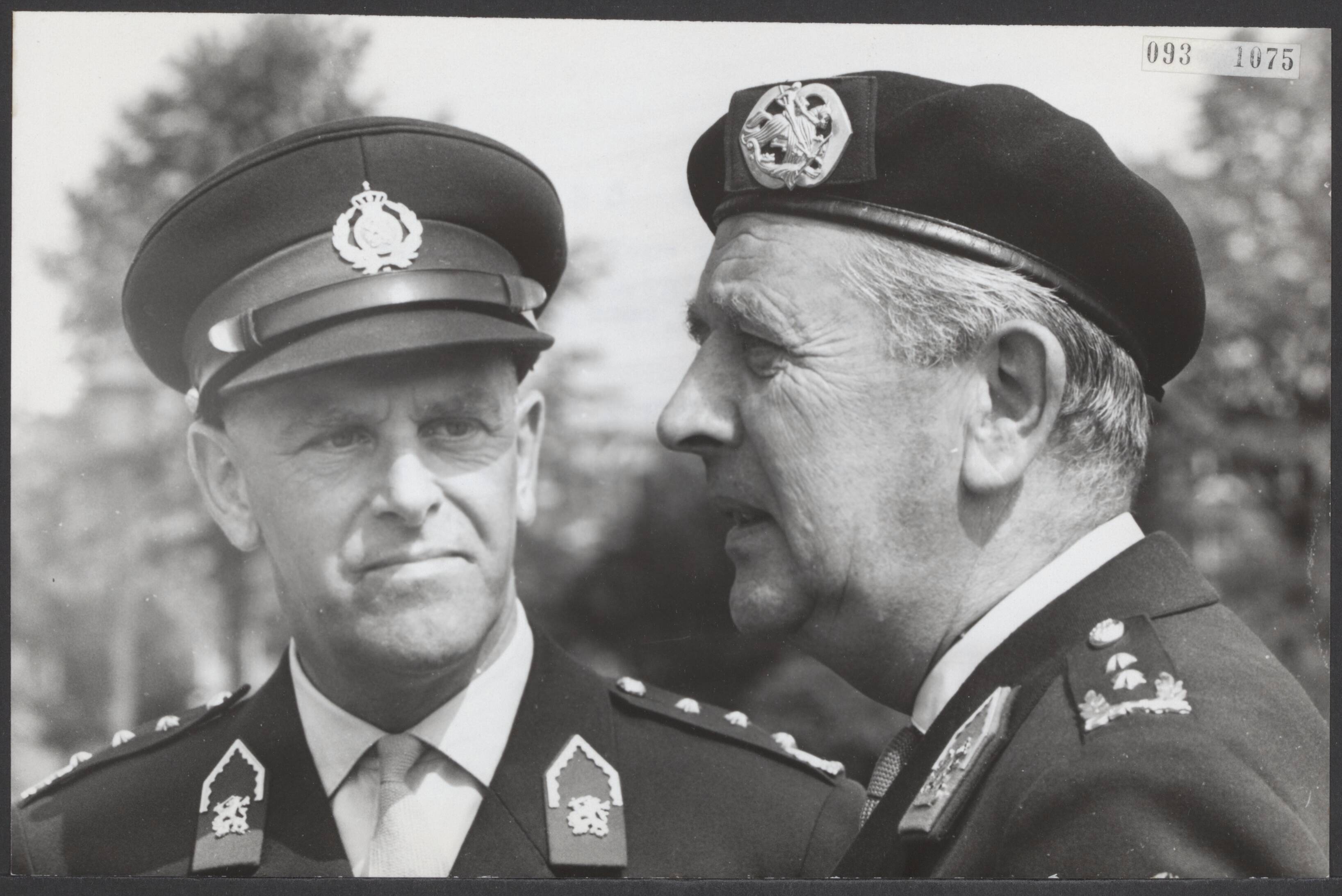 Fotocollectie Elsevier Binnenland — Commando-overdracht K.M.A. te Breda. Links de nieuwe gouverneur, luitenant-generaal A.V. van den Wall Bake, rechts de scheidende commandant, generaal-majoor W.C.H. van Reede — Foto: Koch, Eric / Anefo. Licentie: Set B: Rechtenvrij / Publiek Domein. Bron: Nationaal Archief. http://hdl.handle.net/10648/ae2a21f8-d0b4-102d-bcf8-003048976d84