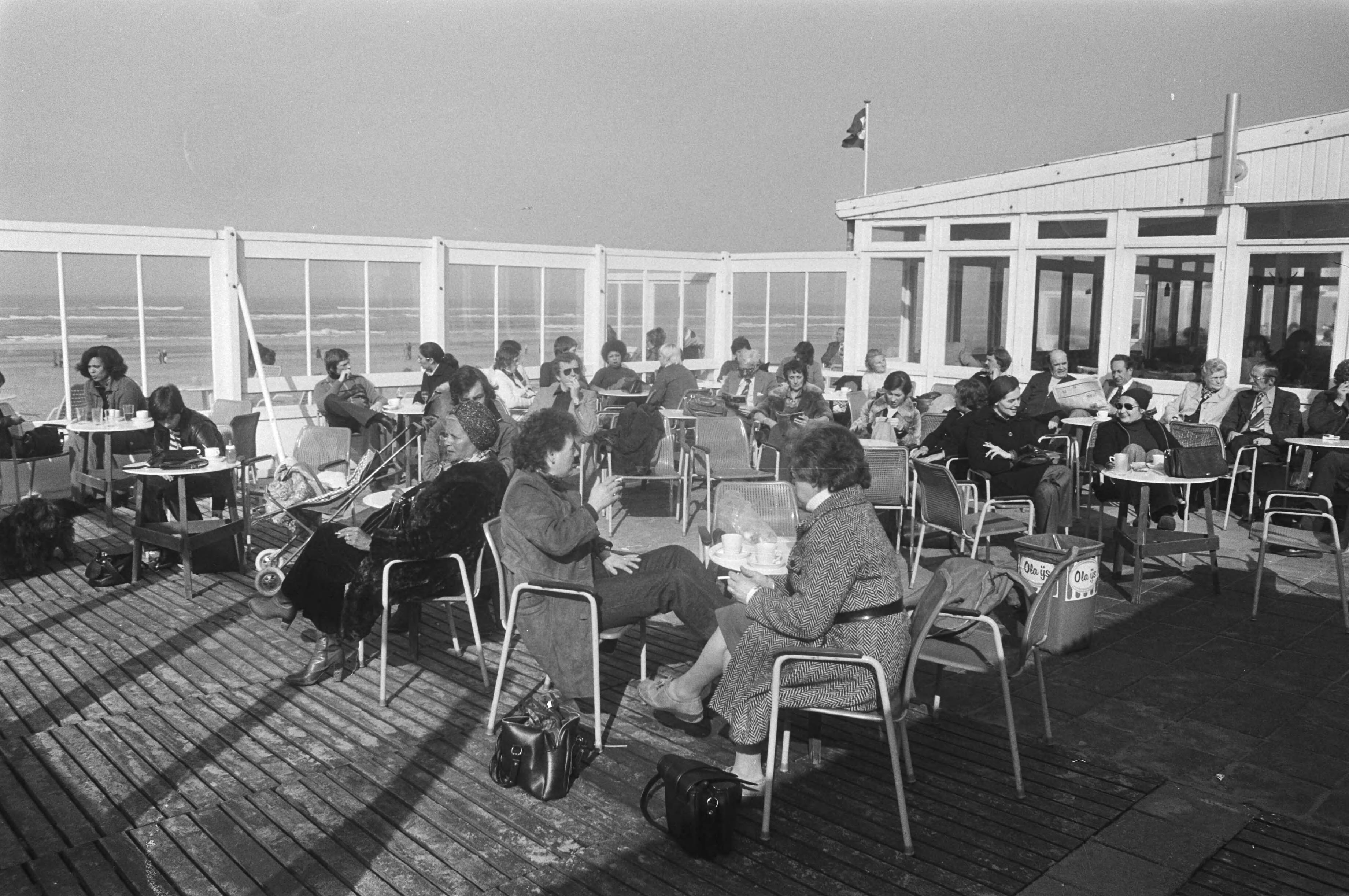 Fotocollectie Anefo — Eerste zonnebaders in Zandvoort — Foto: Peters, Hans / Anefo. Licentie: Set B: Rechtenvrij / Publiek Domein. Bron: Nationaal Archief. http://hdl.handle.net/10648/ac7e52f2-d0b4-102d-bcf8-003048976d84