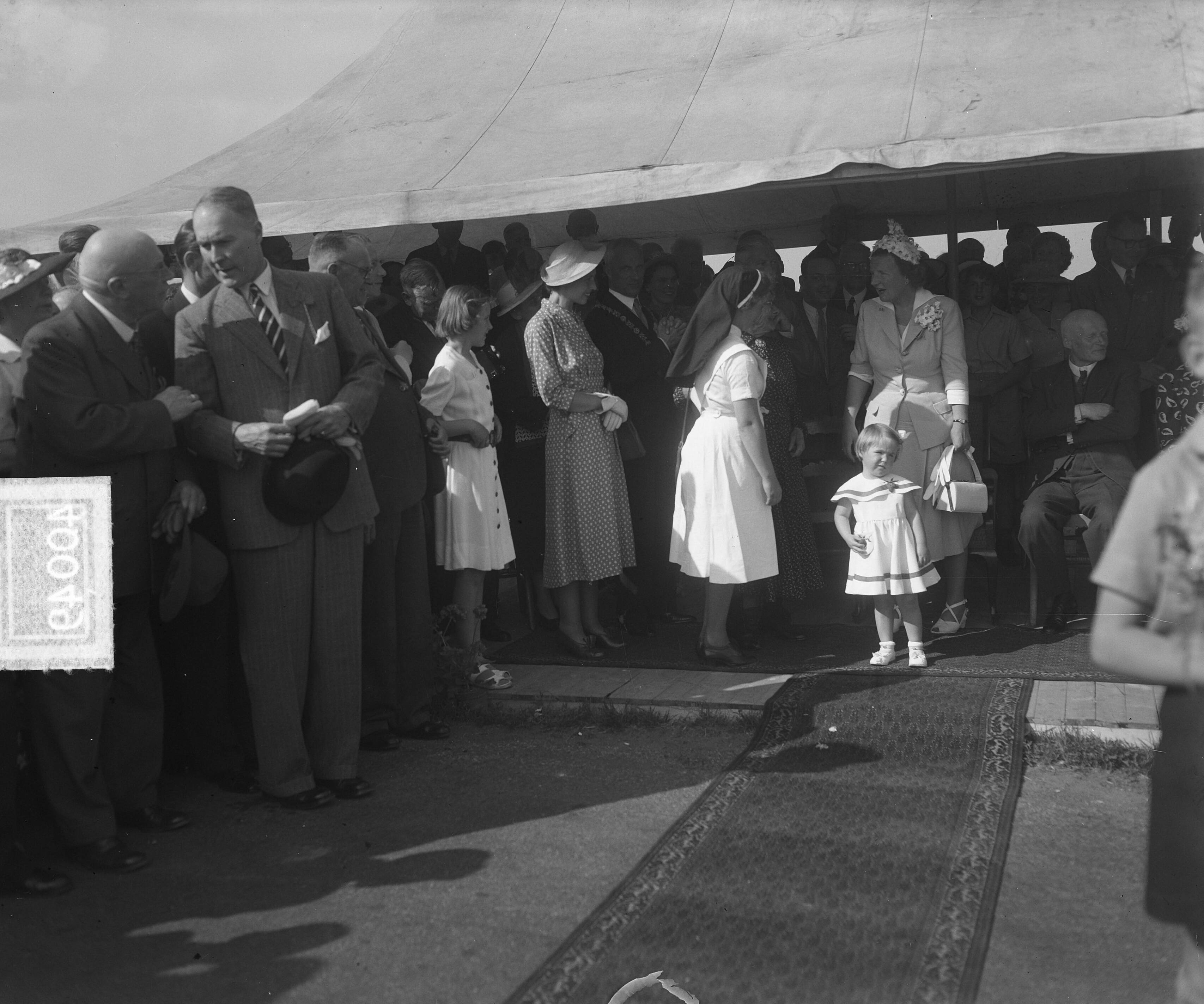 Fotocollectie Anefo — Onthulling monument door Prinses Margriet te Spaarndam. Koningin Juliana met prinses Marijke (Christina) — Foto: Winterbergen, Rolf / Anefo. Licentie: Set B: Rechtenvrij / Publiek Domein. Bron: Nationaal Archief. http://hdl.handle.net/10648/a8d9a778-d0b4-102d-bcf8-003048976d84