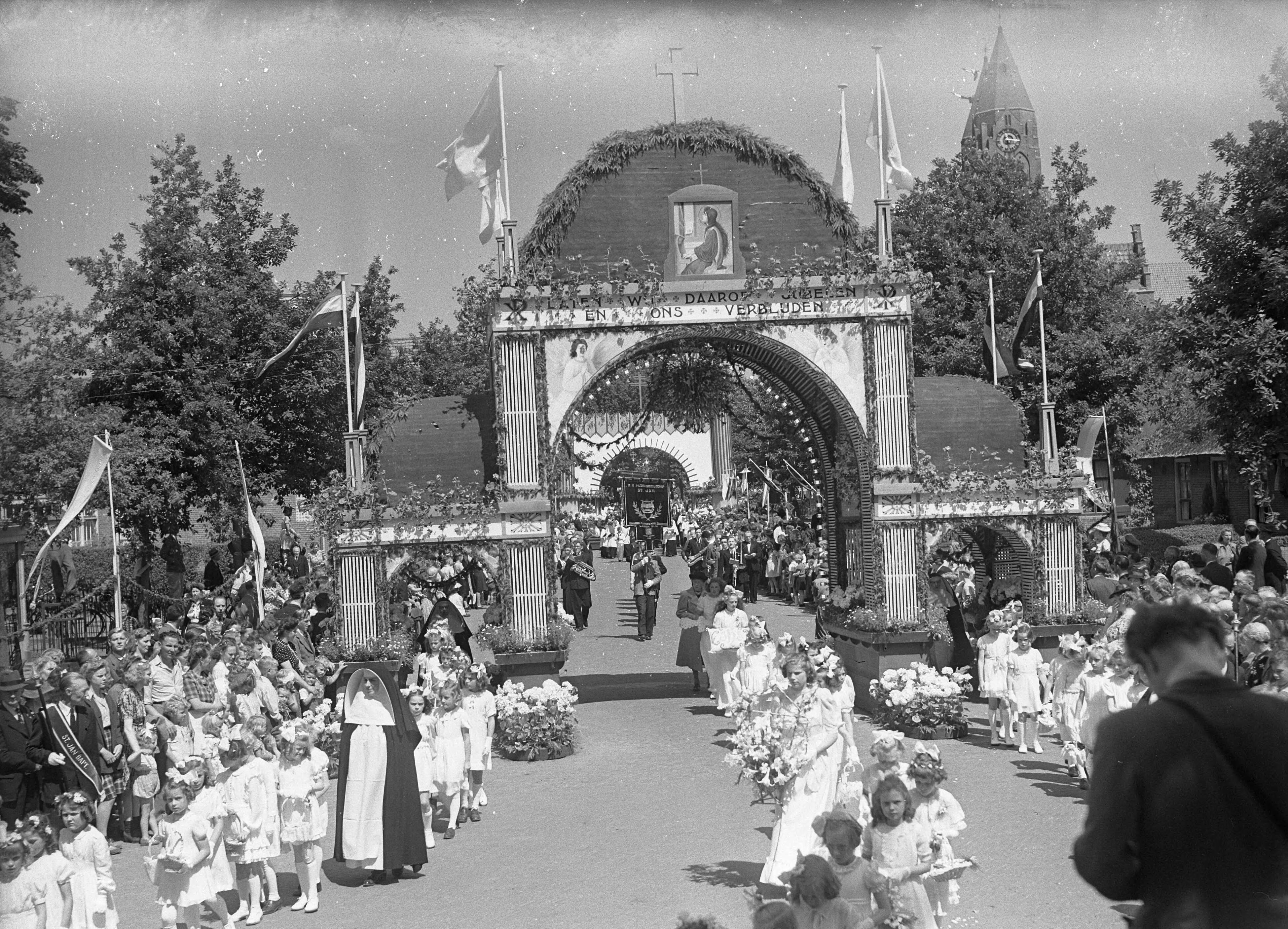 Fotocollectie Anefo — St. Jansprocessie te Laren (N.H.) — Foto: Sagers, Harry / Anefo. Licentie: Set B: Rechtenvrij / Publiek Domein. Bron: Nationaal Archief. http://hdl.handle.net/10648/a8a9e0c4-d0b4-102d-bcf8-003048976d84