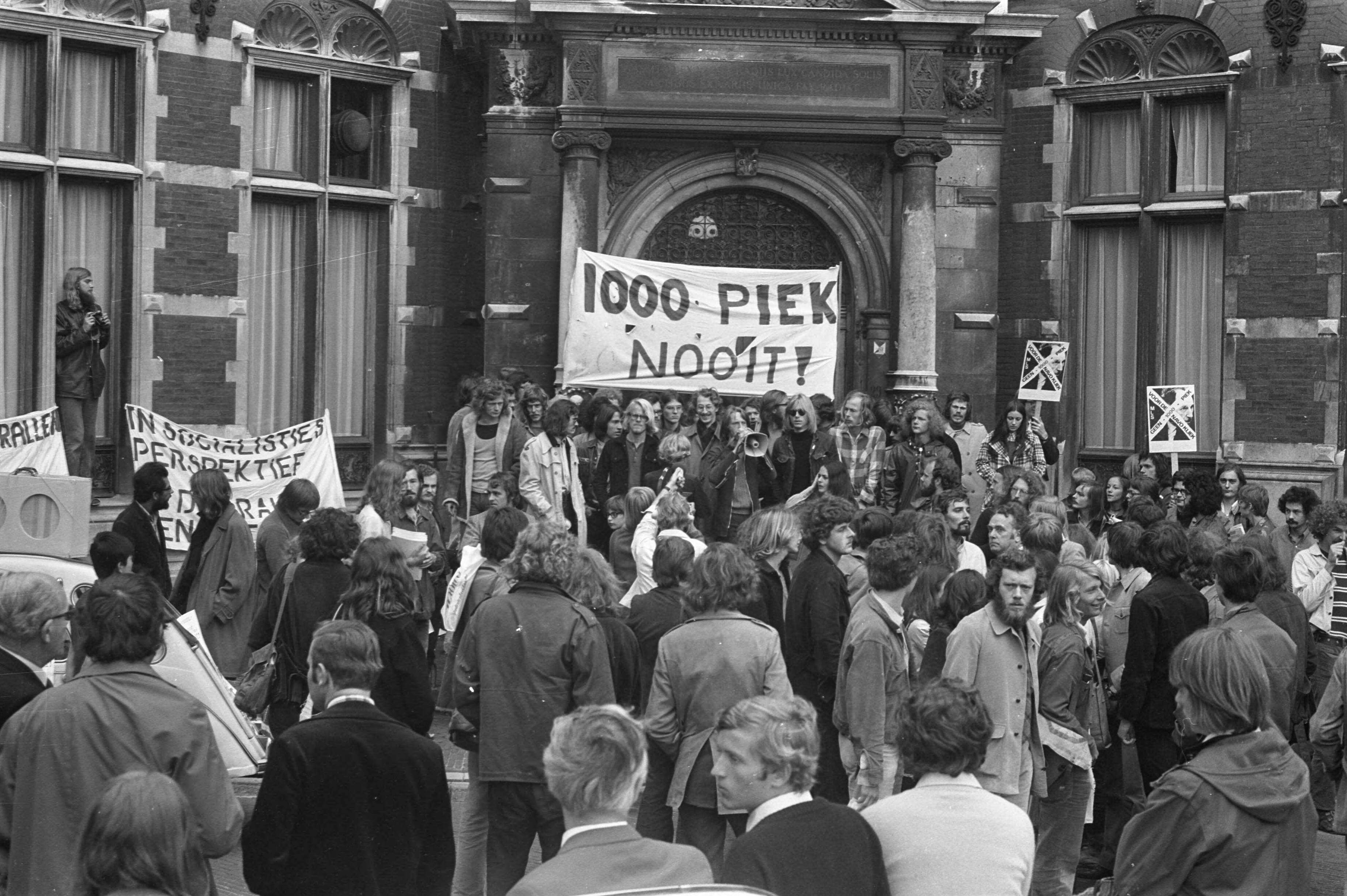 Fotocollectie Anefo — Utrechtse studenten proberen inschrijven studenten aan Universiteit te verhinderen uit protest tegen duizend gulden collegegeld — Foto: Punt, W. / Anefo. Licentie: Set B: Rechtenvrij / Publiek Domein. Bron: Nationaal Archief. http://hdl.handle.net/10648/abf30da0-d0b4-102d-bcf8-003048976d84
