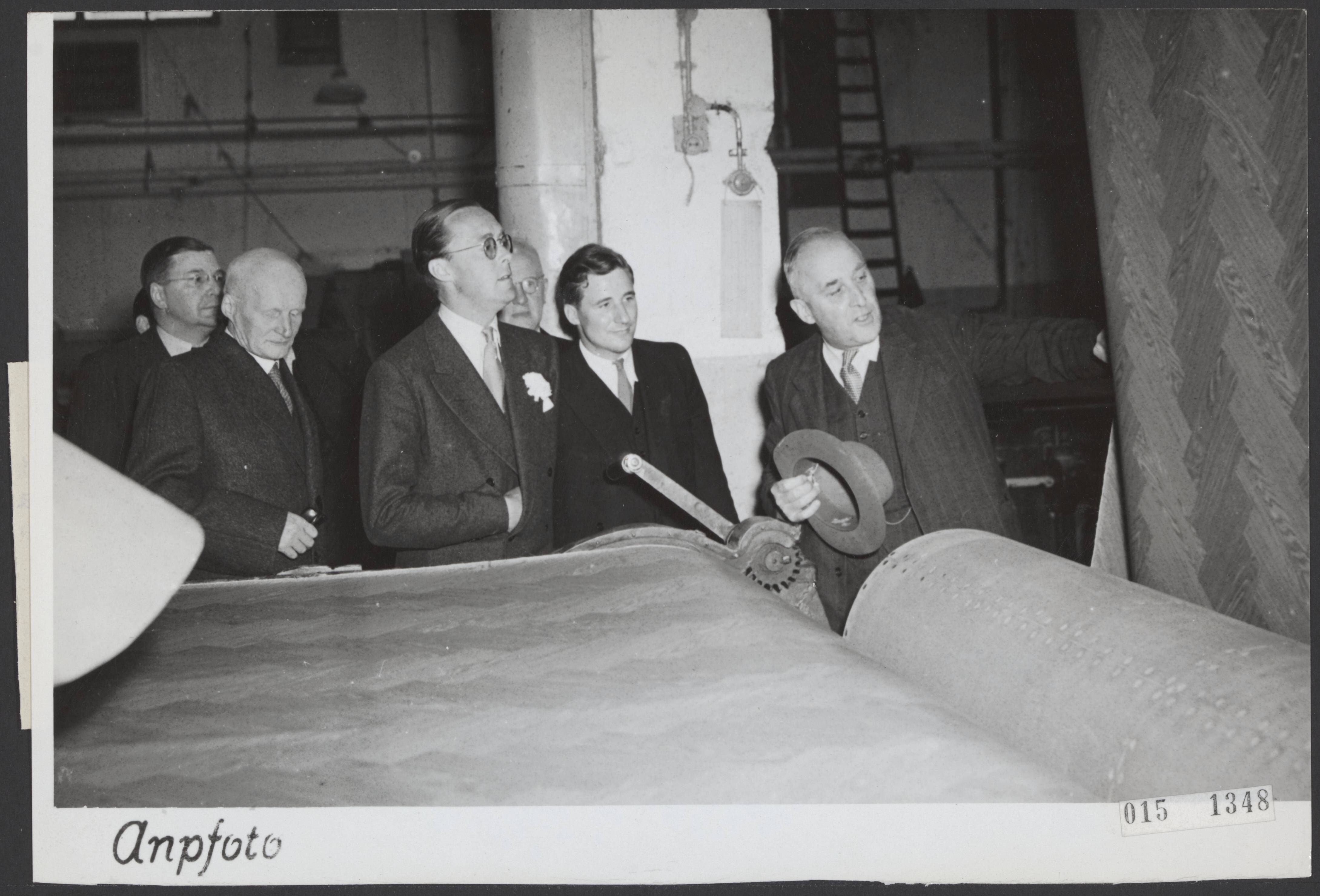Fotocollectie Elsevier Binnenland — Tijdens zijn bezoek aan de Zaanstreek bracht prins Bernhard een bezoek aan de Linoleumfabriek te Krommenie, waar hij werd rondgeleid door de directeur C. H. Kaars Sypesteyn — Foto: ANP / RVD of rechtenvrij. Licentie: Set B: Rechtenvrij / Publiek Domein. Bron: Nationaal Archief. http://hdl.handle.net/10648/adb7e6d8-d0b4-102d-bcf8-003048976d84